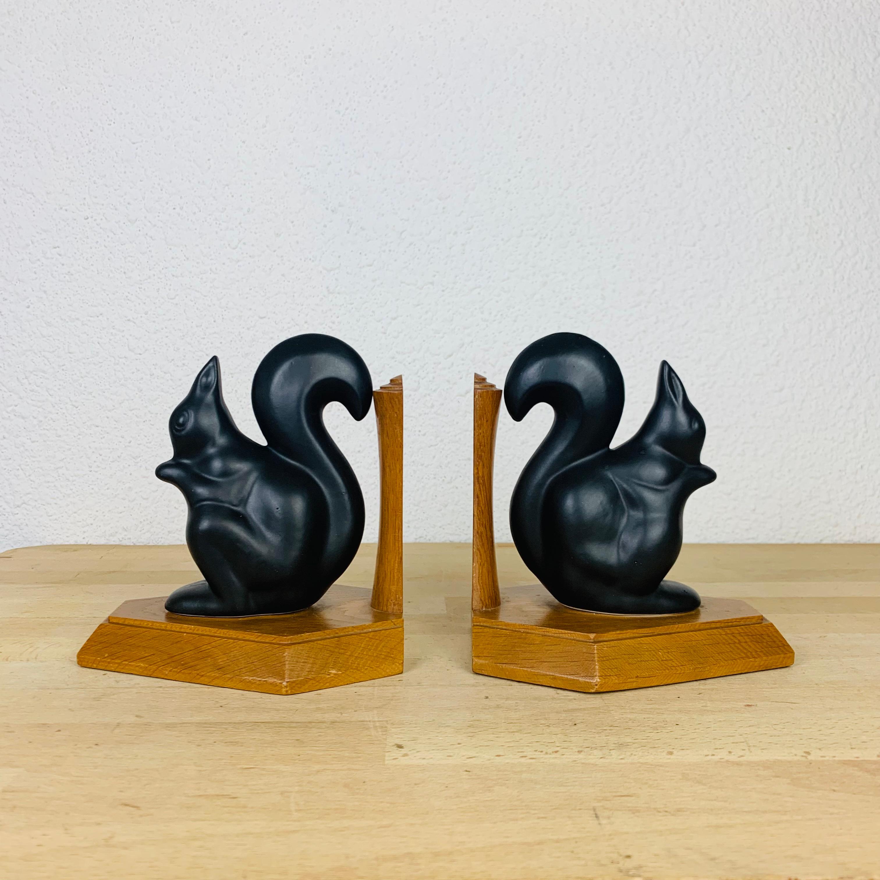 Pair of French Art Deco bookends, black ceramic Squirells on wood base. Perfect condition. 

