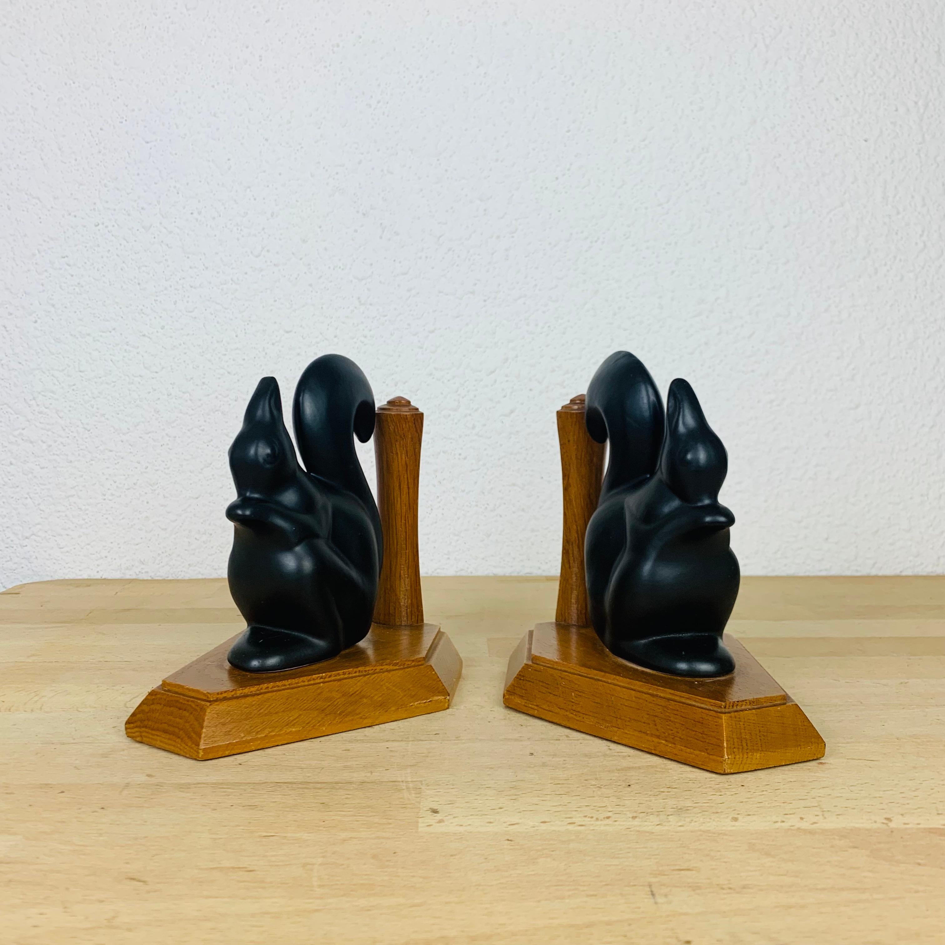 French Pair of Art Deco ceramic Squirrels bookends, 1940's, France, animals For Sale
