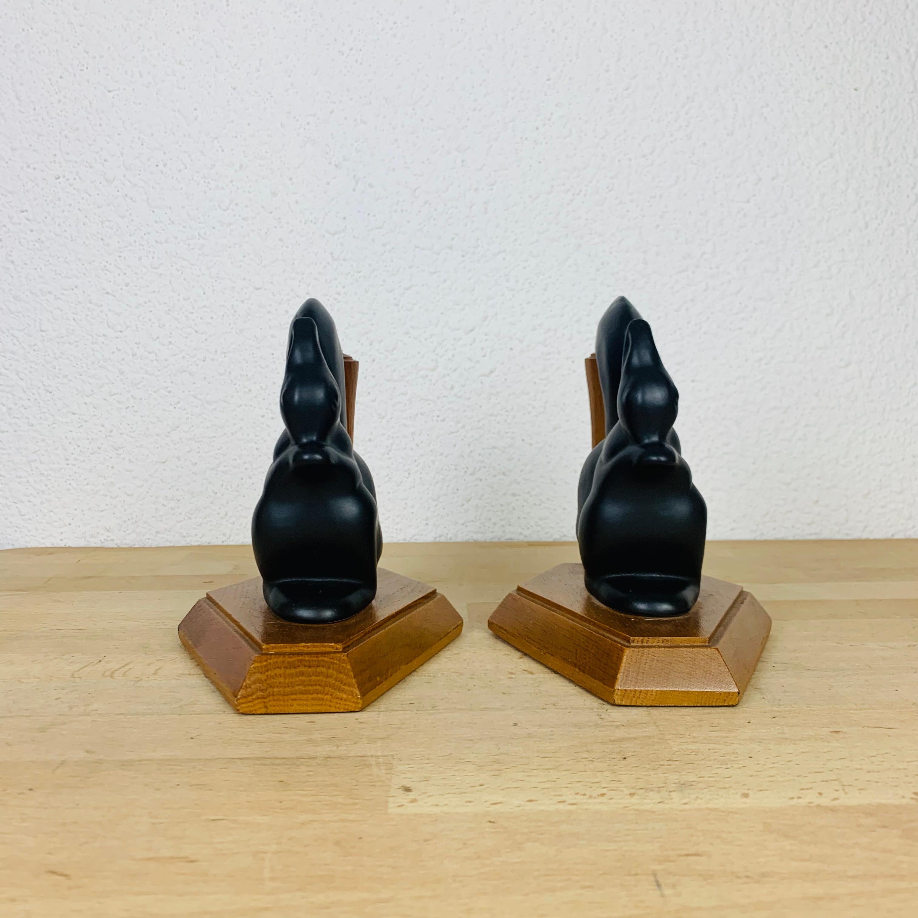 Pair of Art Deco ceramic Squirrels bookends, 1940's, France, animals In Good Condition For Sale In BELFORT, FR