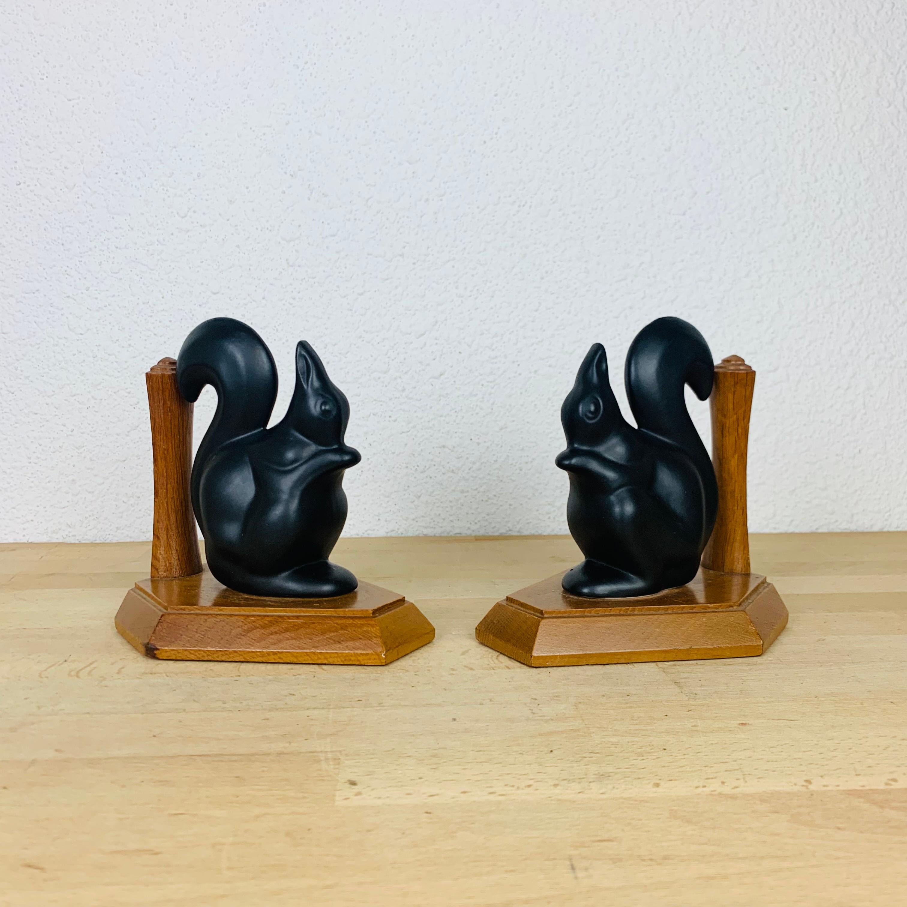 Mid-20th Century Pair of Art Deco ceramic Squirrels bookends, 1940's, France, animals For Sale