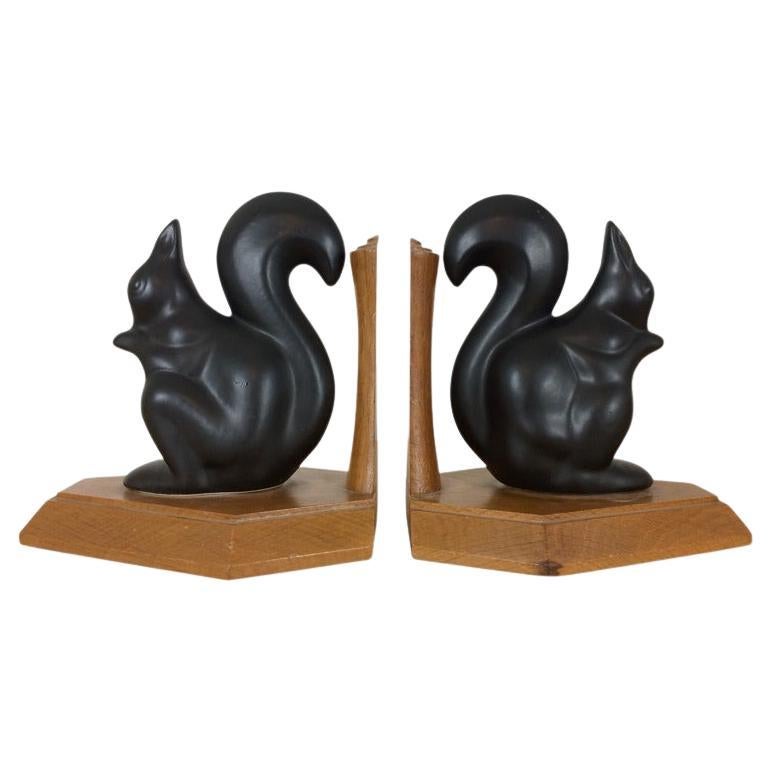 Ein Paar Buchstützen aus Keramik mit Eichhörnchen im Art déco-Stil, 1940er Jahre, Frankreich, Tiere