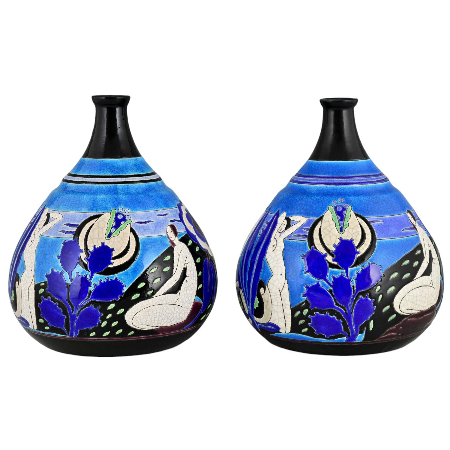 Coppia di vasi in ceramica Art Deco con nudi bagnanti Baigneuses. 
Vaso Longwy Primavera Art Deco con nudi in un paesaggio nei toni del blu, nero, verde e bianco.
Marchio Primavera, Longwy, Francia 1925. 
Questi vasi in stile Art Déco francese sono