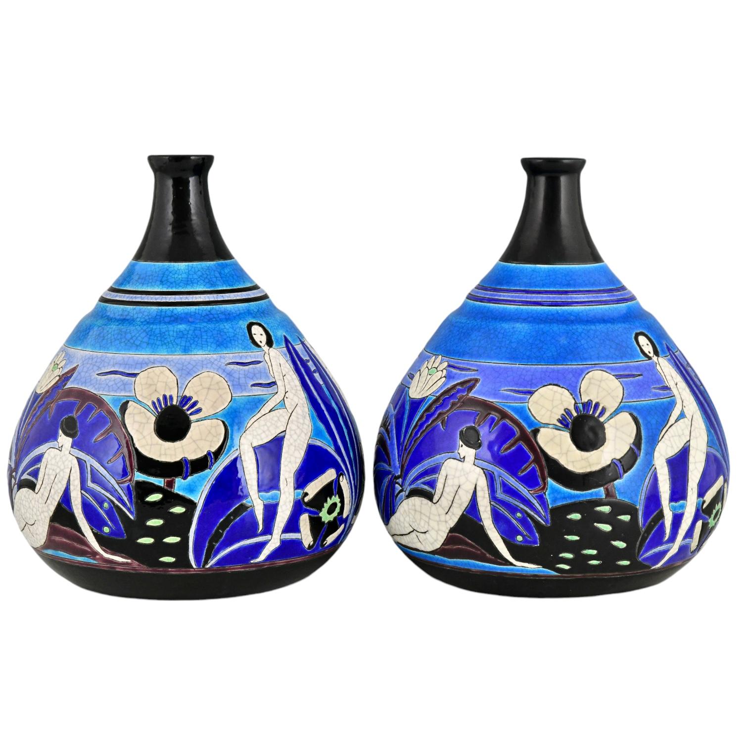 Inizio XX secolo Coppia di vasi in ceramica Art Déco con nudi da bagno Baigneuses Primavera 1925 in vendita
