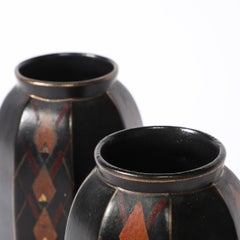 Paire de vases en céramique Art déco à motifs géométriques, signés « Faïencerie de Saint-Ghislain »