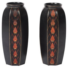 Paire de vases en céramique Art déco à motifs géométriques, signés « Faïencerie de Saint-Ghislain »