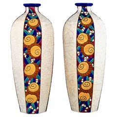 Ein Paar Art-Déco-Keramikvasen mit stilisierten Blumen von Longwy, Frankreich 1930