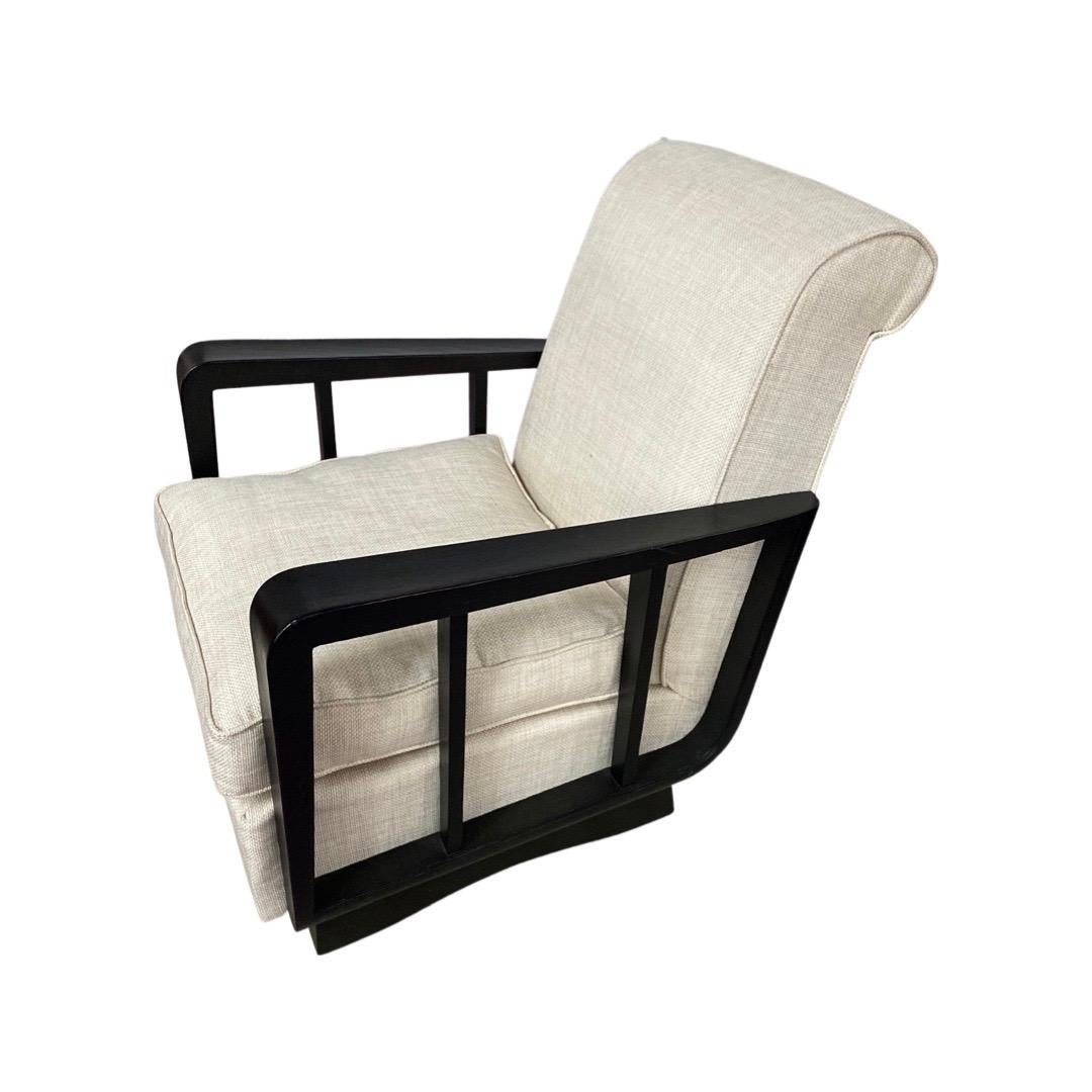 Ein Paar Art Deco Sessel aus getönter Eiche mit schrägen Rückenlehnen, die in Spulen enden, und durchbrochenen Armlehnen von Maxime Old (dokumentiert)
Hergestellt in Frankreich. 
Circa: 1947.