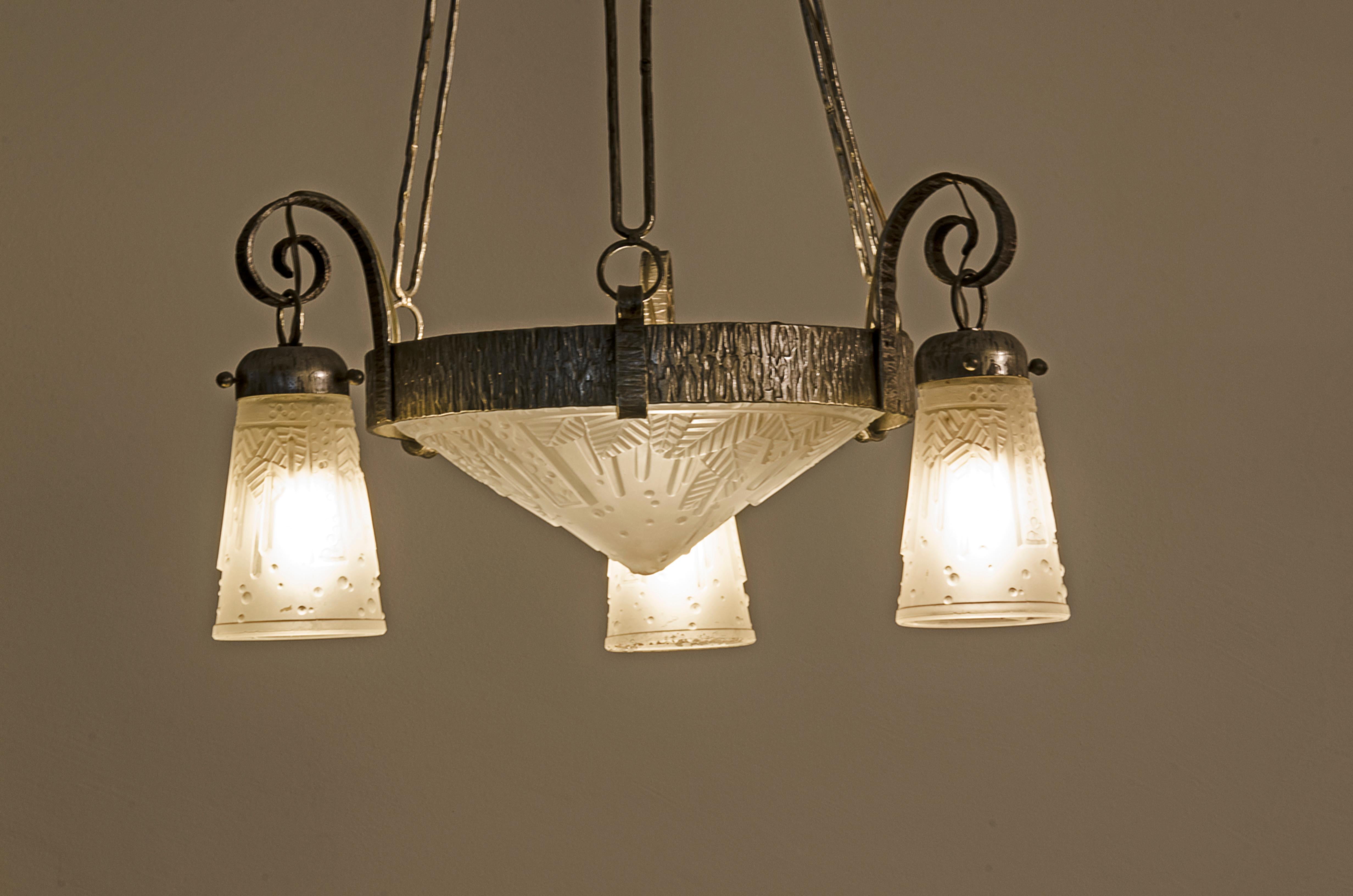 French Pair of Art Deco Chandeliers by Muller Frères For Sale