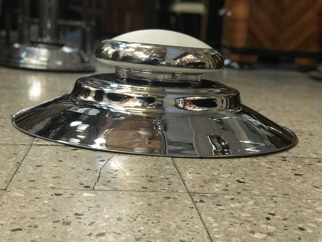 Francese Coppia di lampadari Art Deco in opalina e cromo, stile, 1935 in vendita