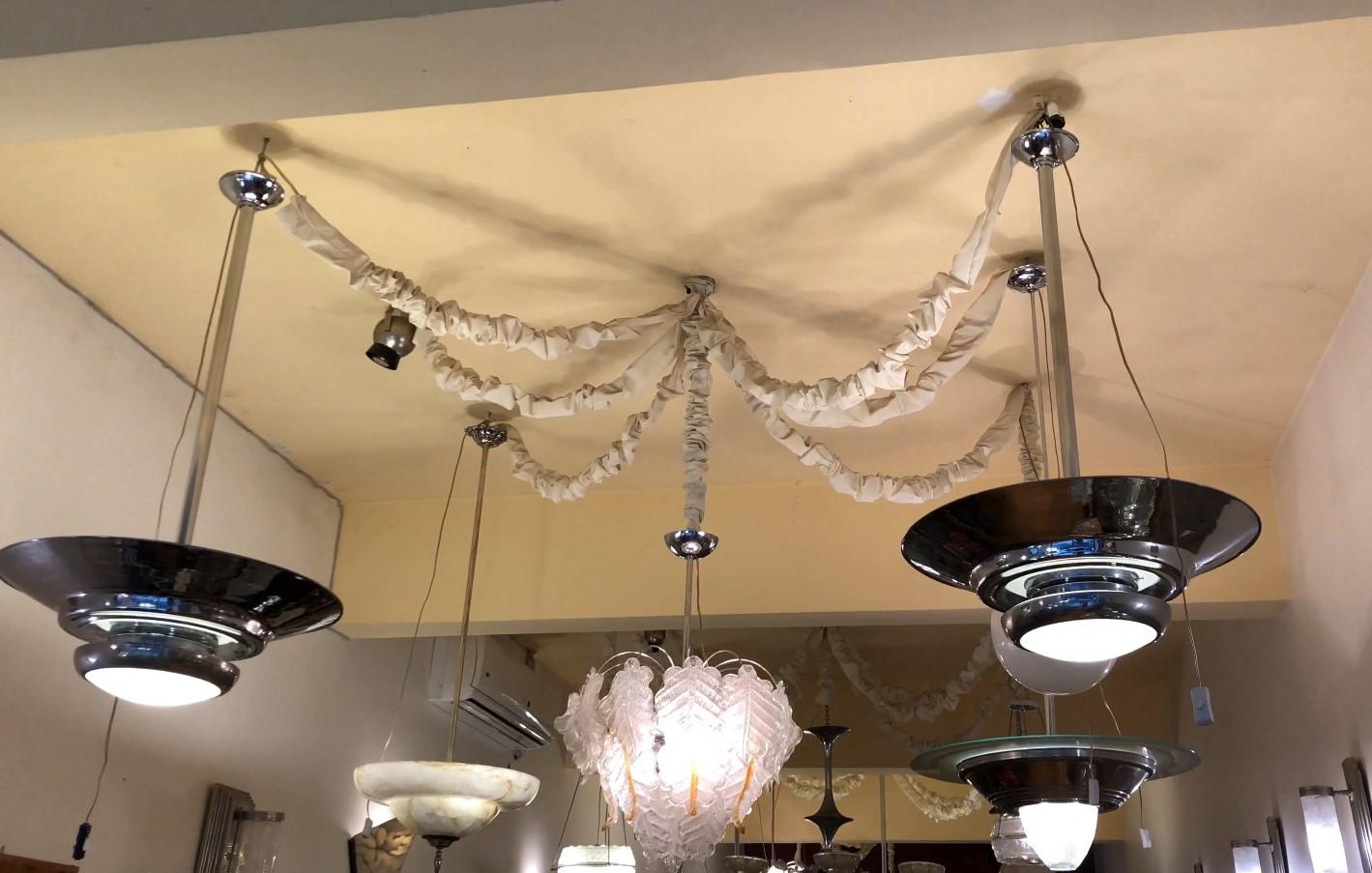 Cromo Coppia di lampadari Art Deco in opalina e cromo, stile, 1935 in vendita