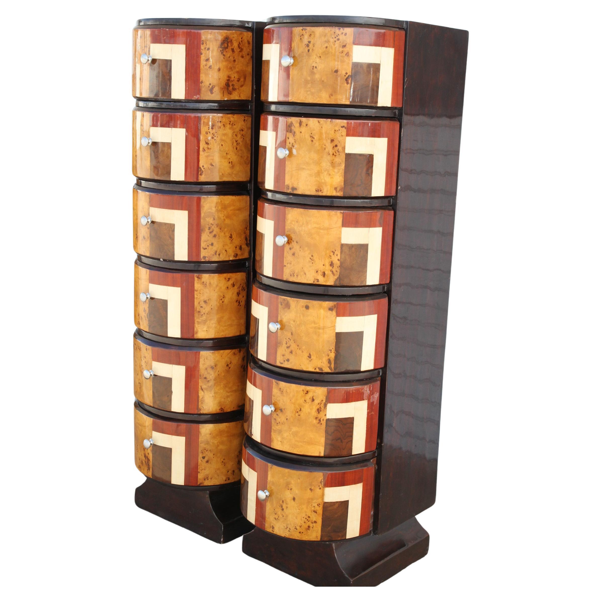 Si tratta di una coppia di bellissime Chiffoniere Art Deco. Sono molto laccati e hanno un design Deco. I diversi tipi di Wood e di lacche conferiscono a questi oggetti un fascino ostentato. Sono modellati su una forma di demilune che grida