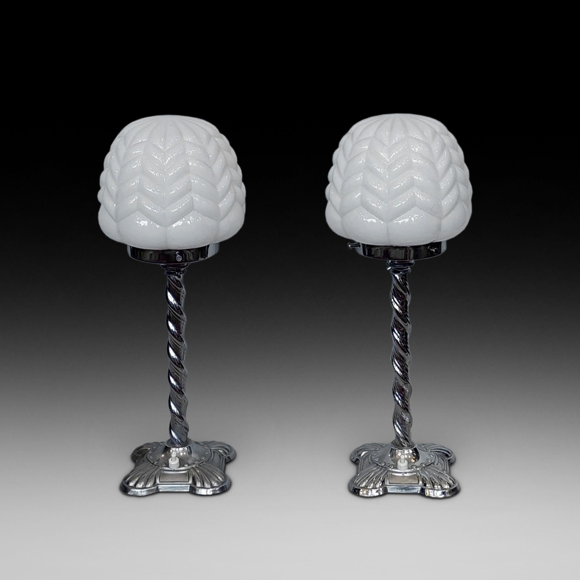 Coppia di lampade Art Deco Chrome Twist con paralumi geometrici sferici in vetro bianco - 7