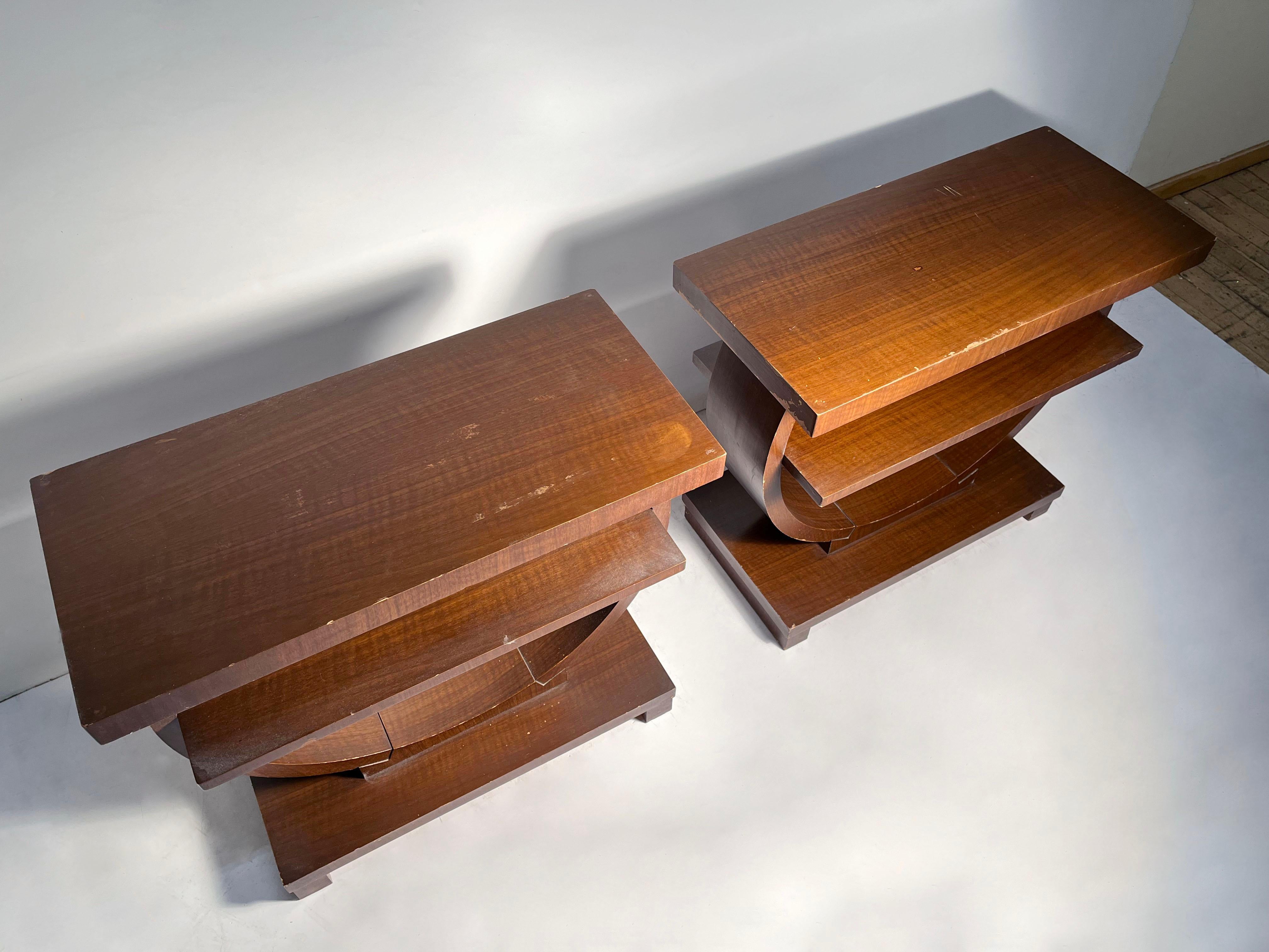 Pareja de mesas auxiliares circulares Art Decó Gilbert Rohde Modernage Madera en venta