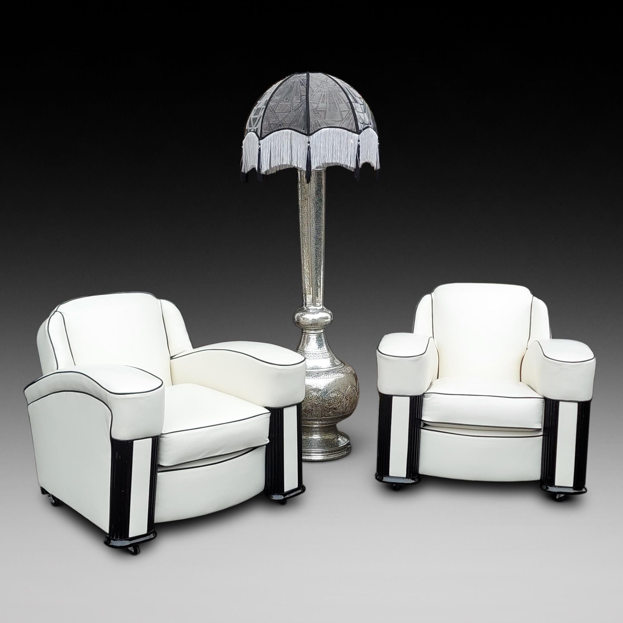 Coppia di Poltrone Club Art Deco - rivestite di recente con pelle italiana bianca e profili neri, di forma e stile tipicamente cinematografici e supportate da ruote in bachelite - 34 