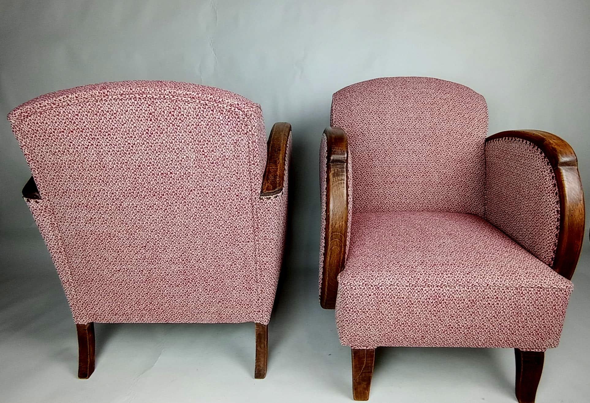 Comfortable pair of club-shaped Art Deco armchairs with large wing armrests, upholstered with a beautiful pink tweed fabric.

French work from the 1930s.


Perfect condition, seats, backrests and armrests completely redone by our upholsterer