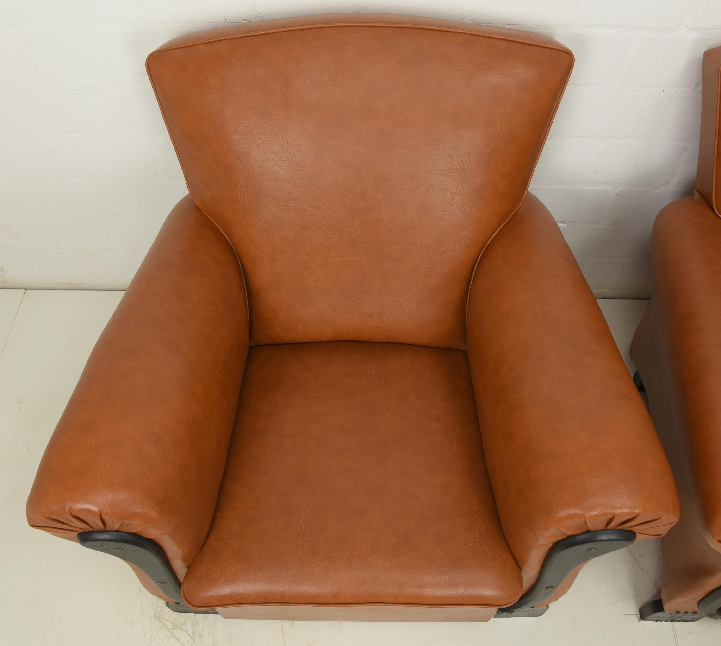20th Century Pair of Art Deco Club Armchairs / Lounge Chairs in Leather, 1940 For Sale