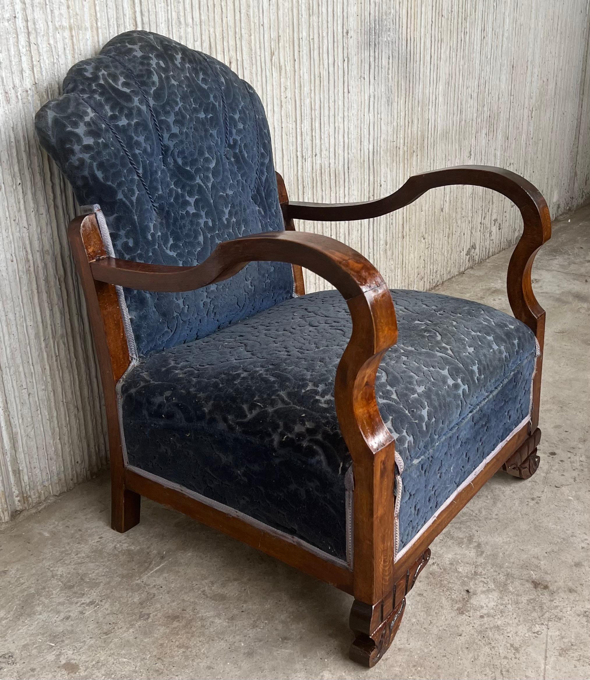 Pair of Art Deco club armchairs with blue ink damask velvet
Very comfortable armchairs with turned walnut armchairs
It has two carved legs and bottoms in the back.