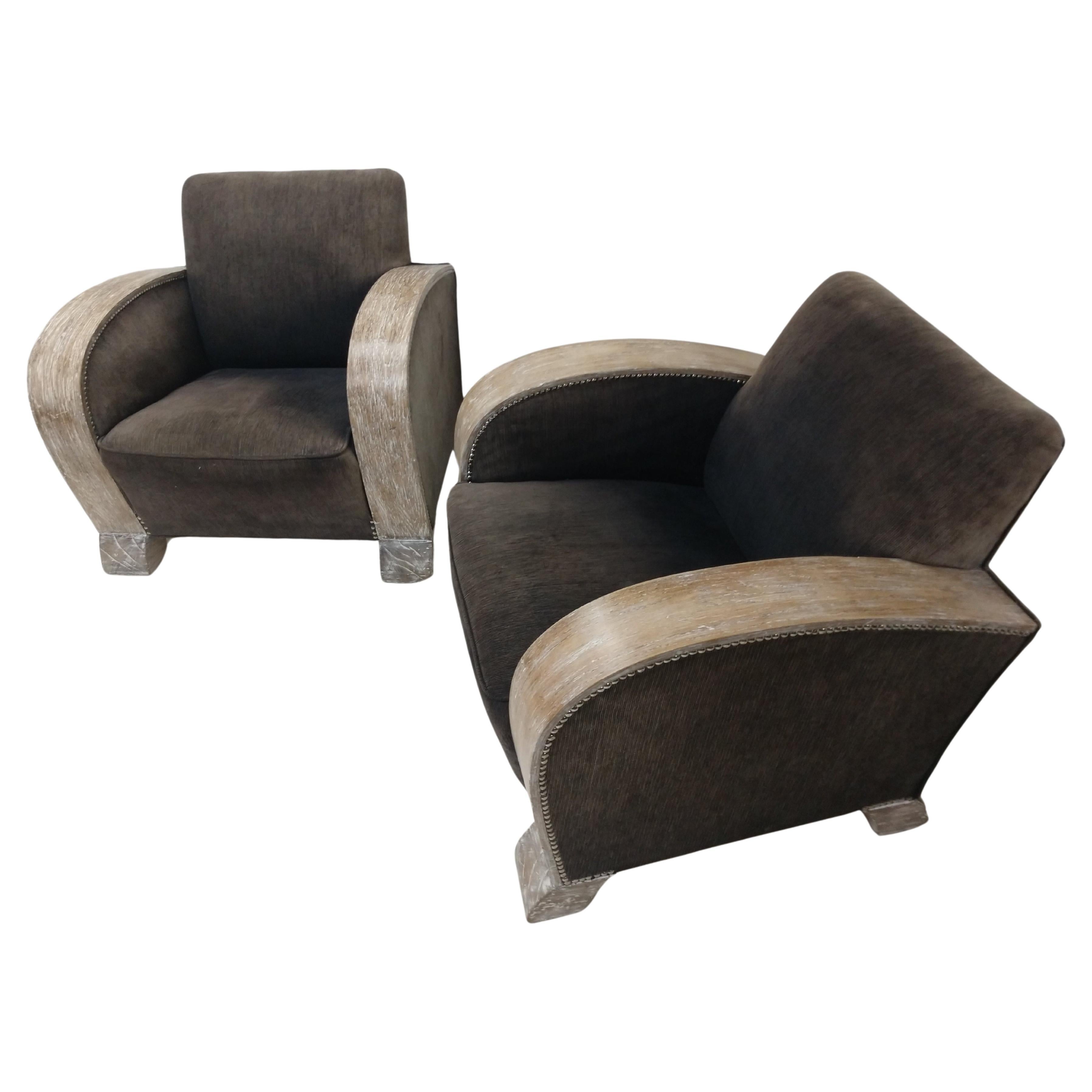 Élégante paire de fabuleux fauteuils Club Art Déco. Ramenée d'Argentine, cette paire est dans un état fabuleux. Le tissu cordé est passé à un gris anthracite. Une certaine décoloration s'est produite, mais les cadres et les ressorts sont en