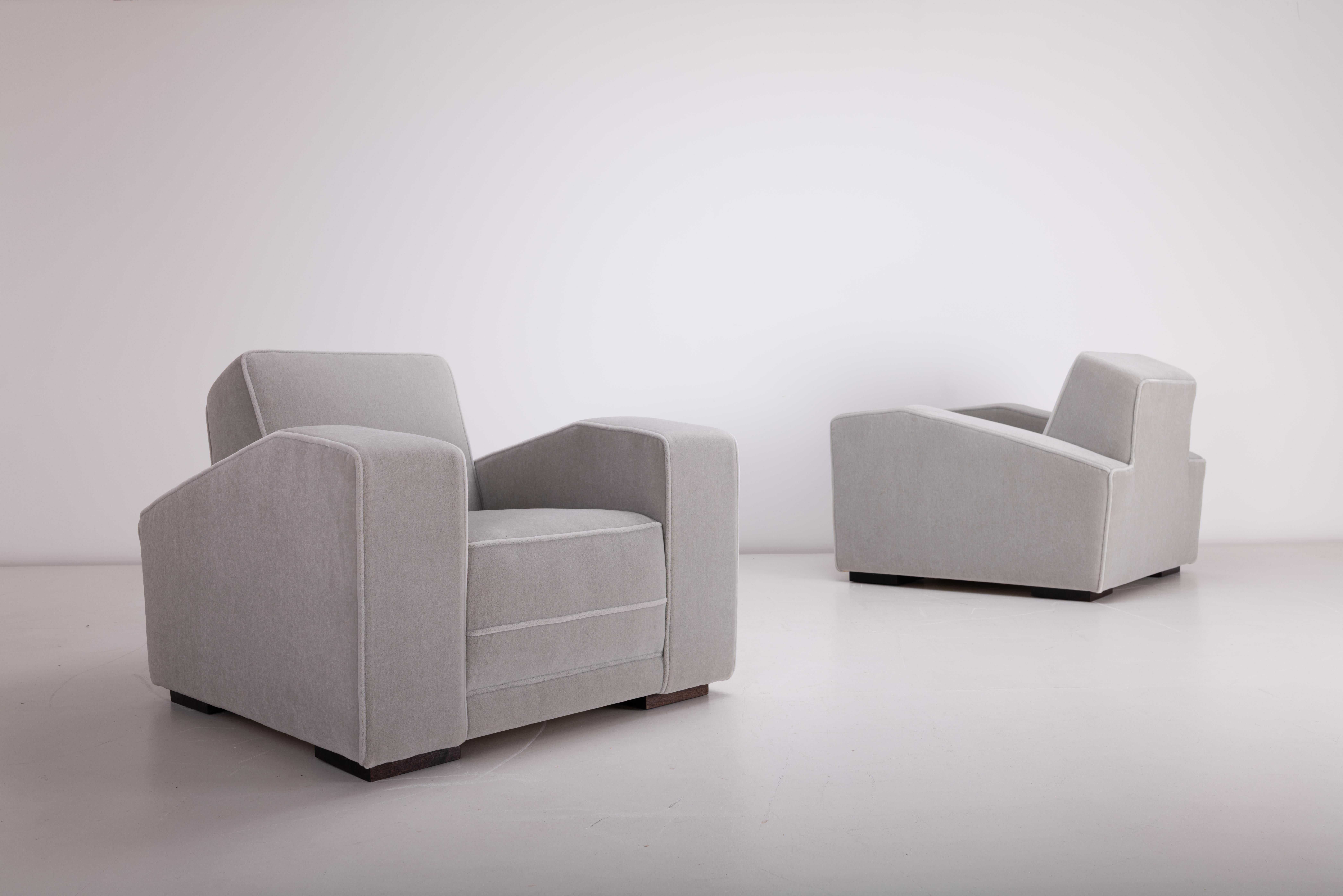 Questa eccezionale coppia di sedie da salotto in stile Art Déco, risalente al 1935 circa, è stata prodotta dalla rinomata azienda britannica di arredamento Bowman's di Londra e figura nel suo catalogo del 1935. All'apice del movimento Art Déco,