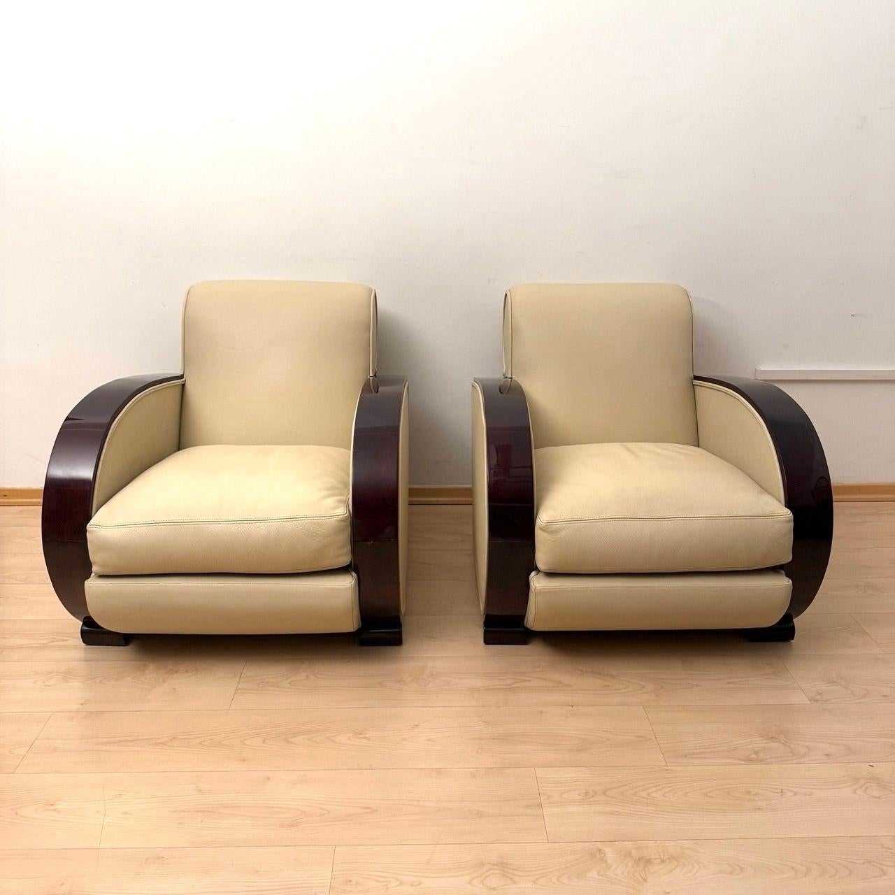 Pair of Art Deco Club Chairs, Cream Leather, Lacquered Wood, France circa 1930 In Good Condition For Sale In Regensburg, DE