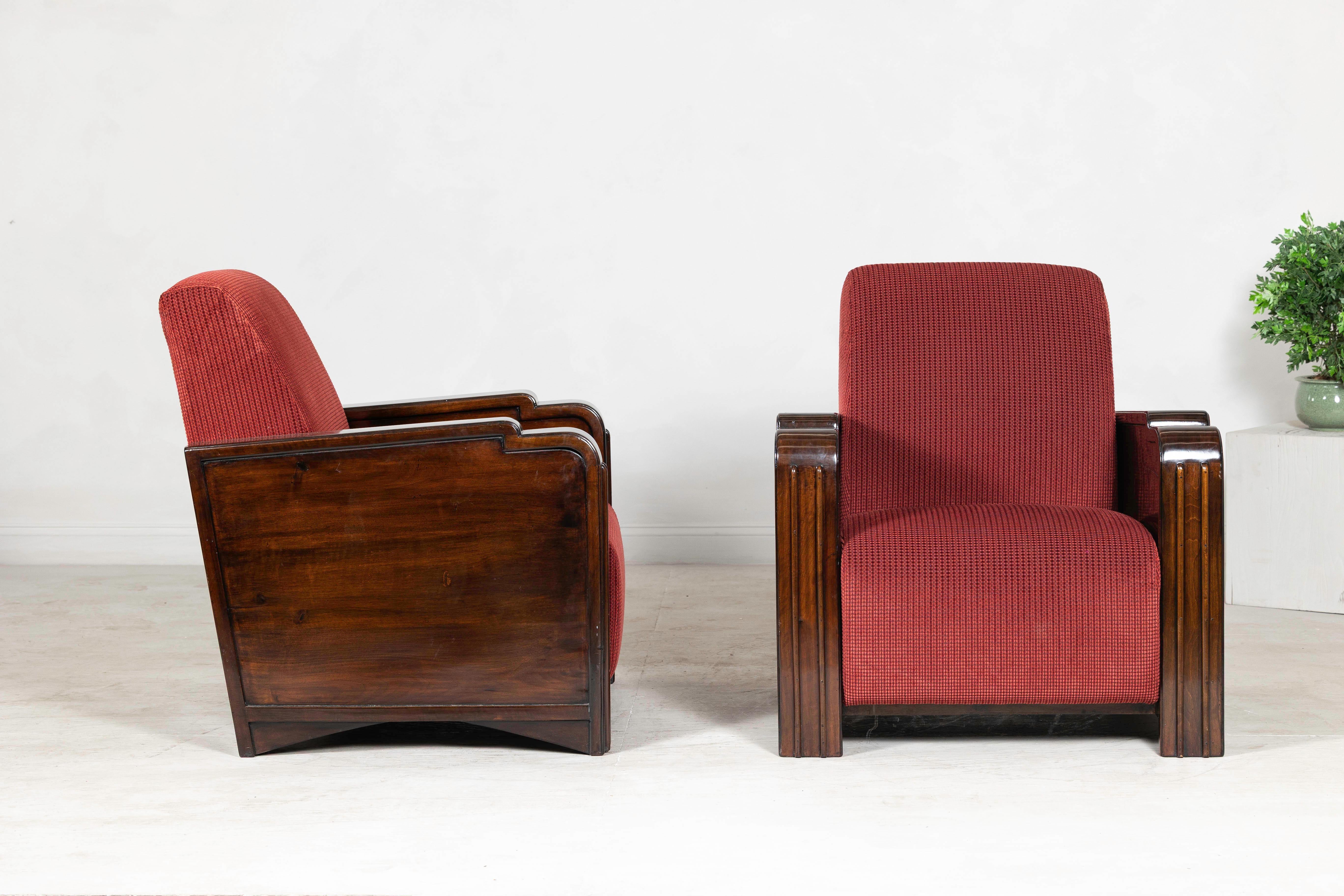Lucidato Coppia di poltrone Club Art Carved con braccioli in Wood intagliato e tappezzeria bordeaux in vendita