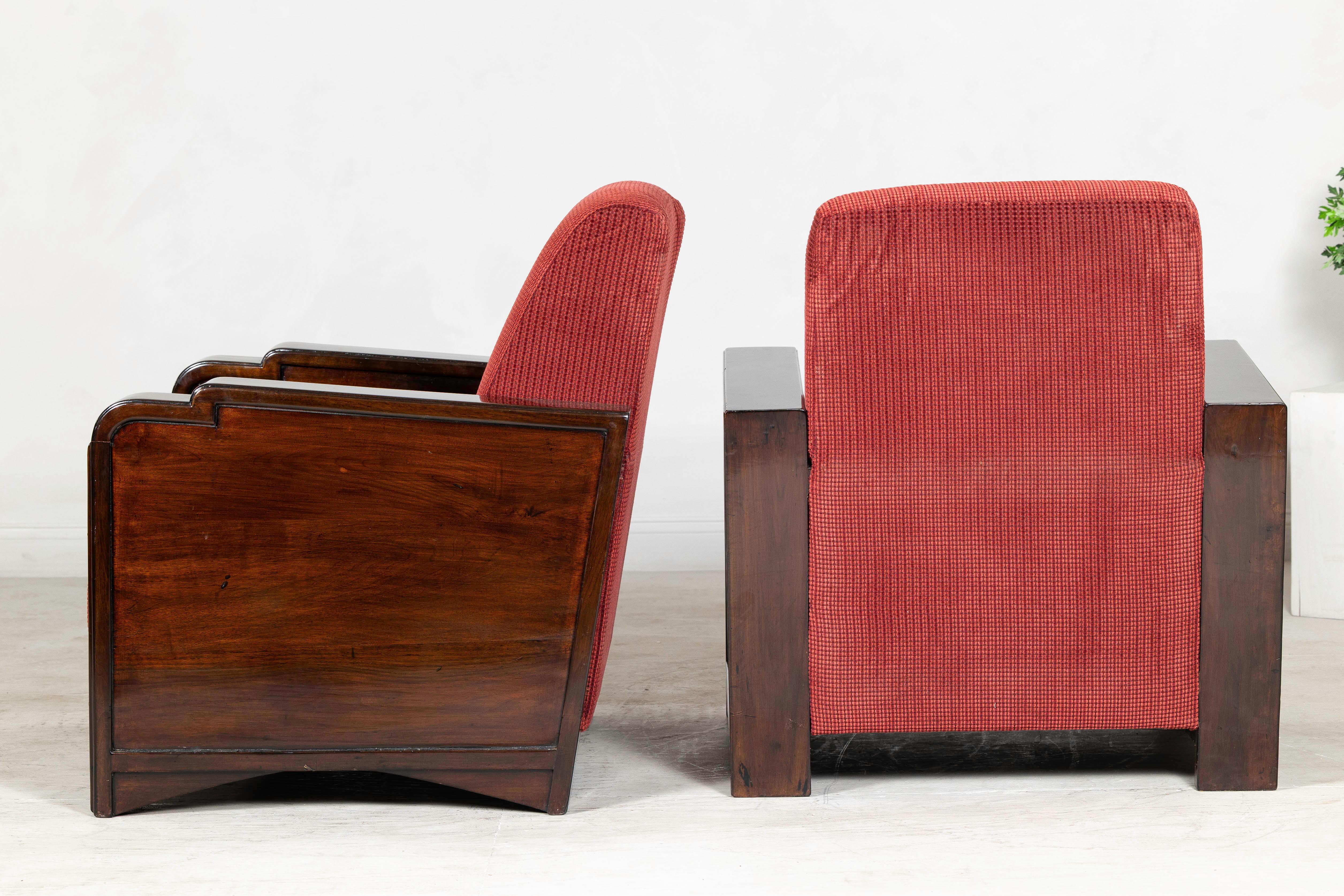 XX secolo Coppia di poltrone Club Art Carved con braccioli in Wood intagliato e tappezzeria bordeaux in vendita