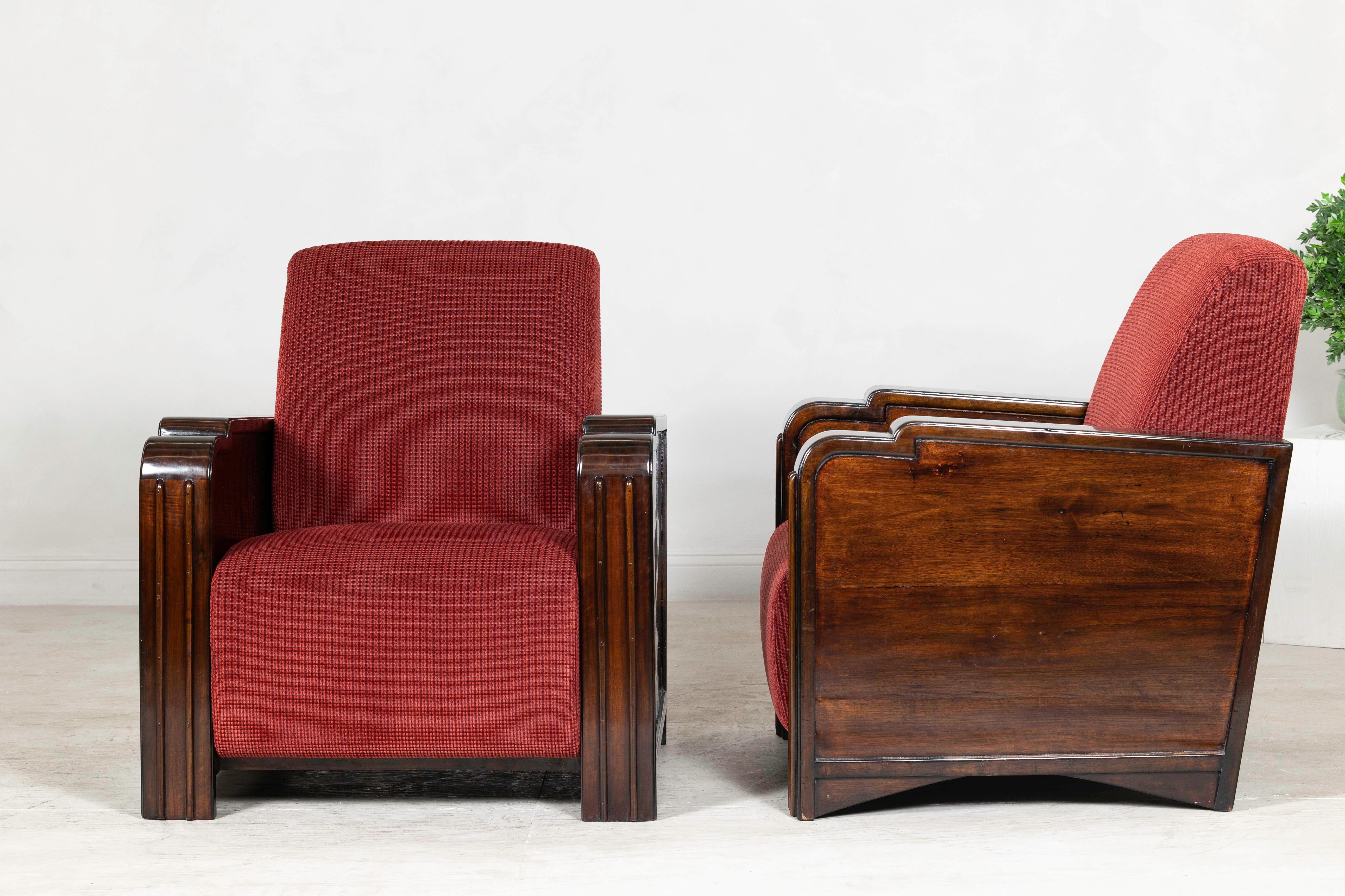 Tessuto Coppia di poltrone Club Art Carved con braccioli in Wood intagliato e tappezzeria bordeaux in vendita