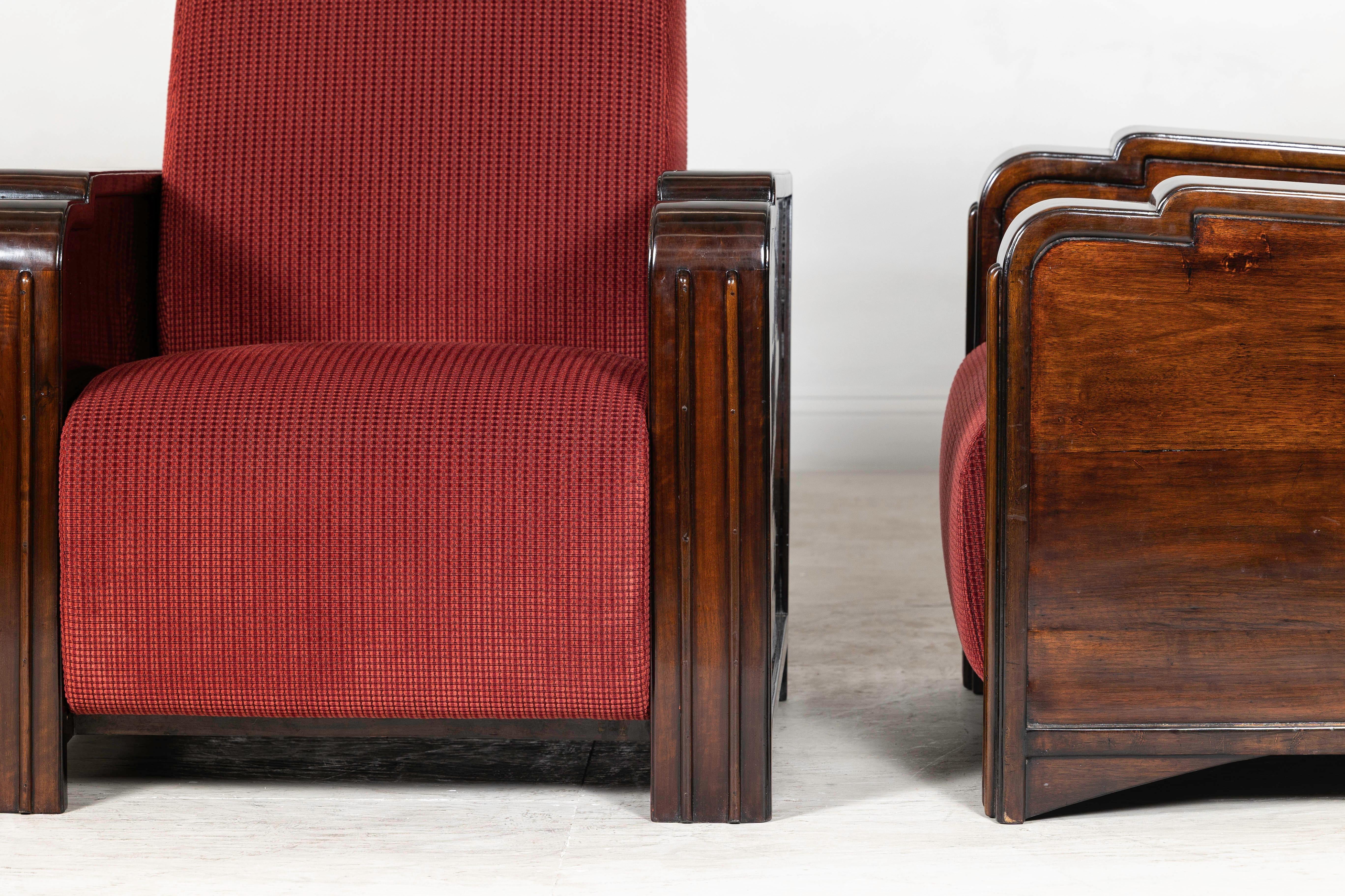Coppia di poltrone Club Art Carved con braccioli in Wood intagliato e tappezzeria bordeaux in vendita 2