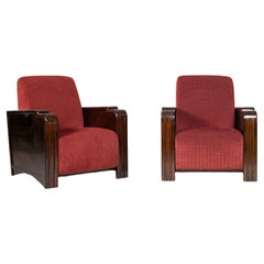 Paire de fauteuils club Art Déco avec bras en bois sculpté, tapisserie bourgogne