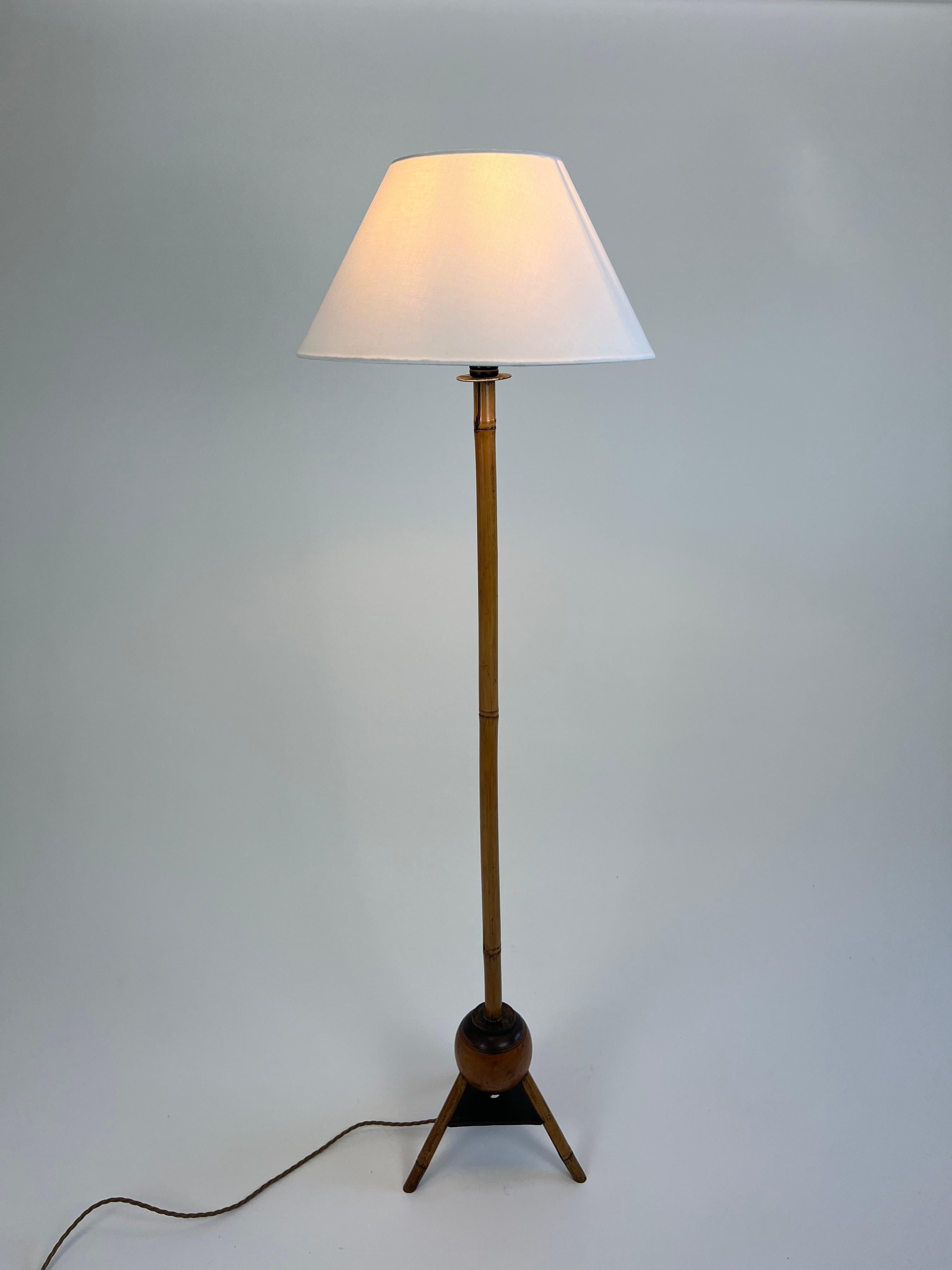 Paire de lampes de sol en bambou de style colonial art déco en vente 8