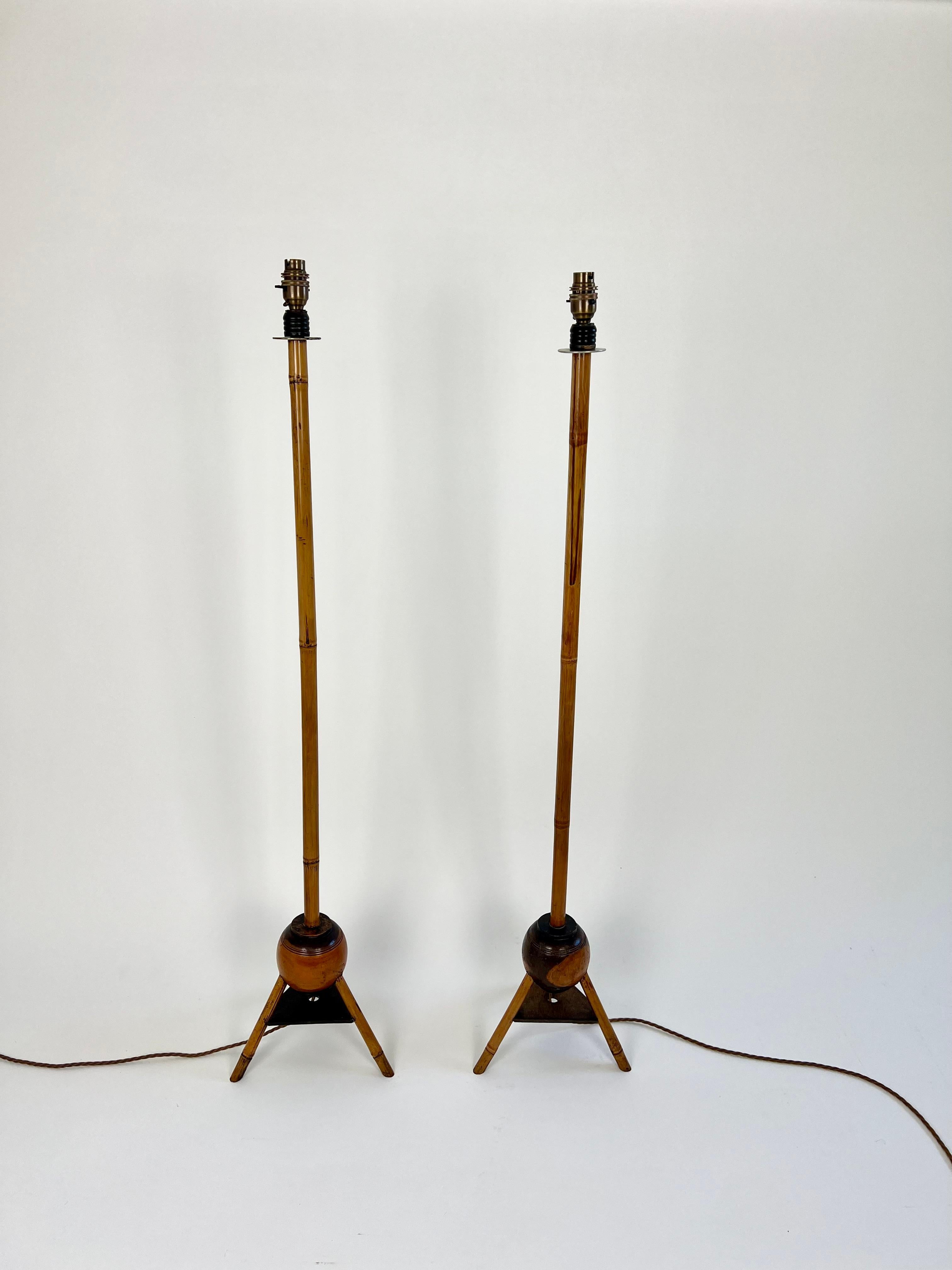 Paire inhabituelle de lampadaires du début ou du milieu du 20e siècle, de style art déco colonial.

Tige en bambou sur base sphérique en loupe de bois tourné, soutenue par un trépied.

Excellent état, aucun dommage. Recâblée avec un câble en tissu