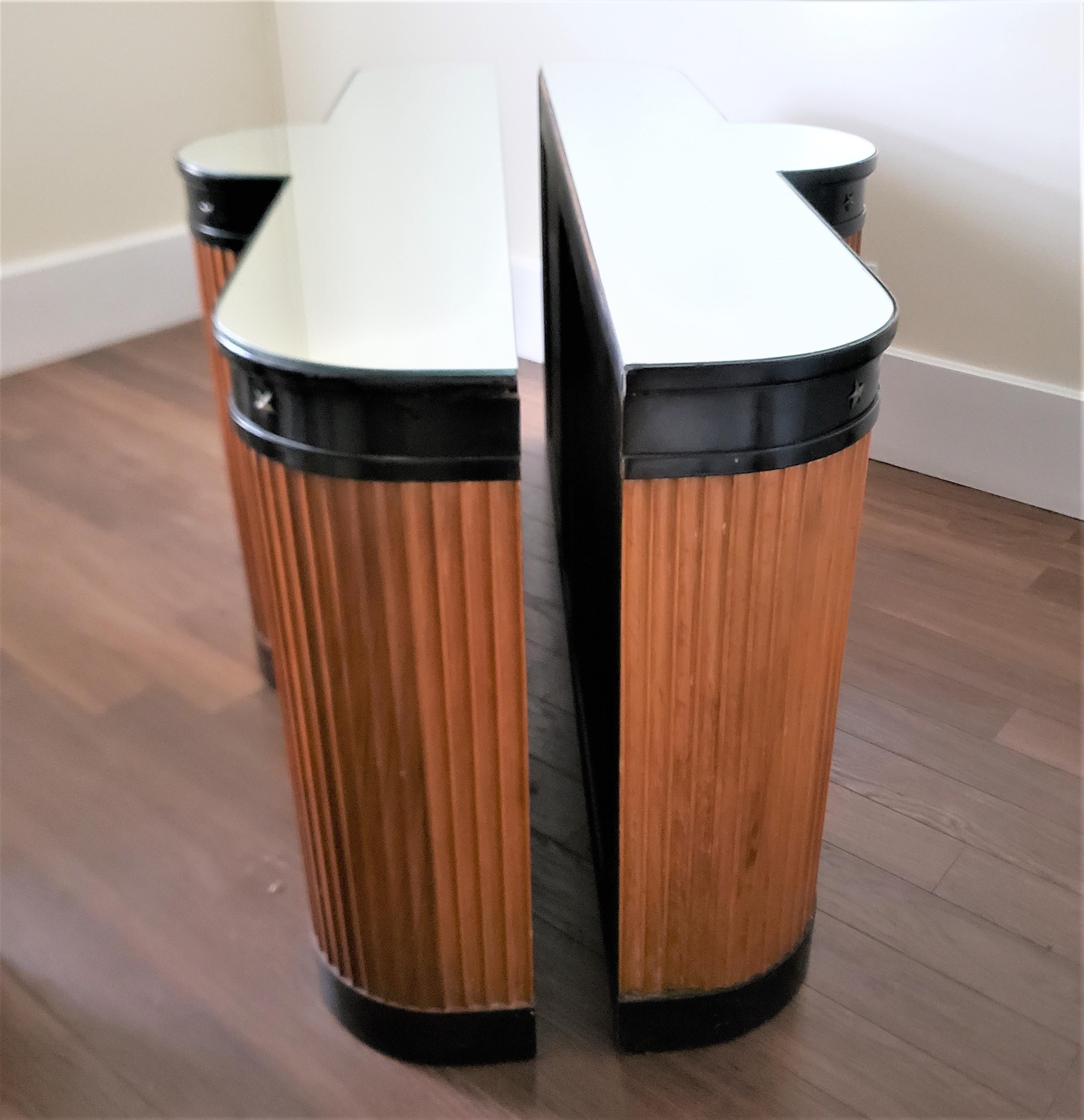Coppia di tavolini o stand a colonna in stile Art Deco con piani a specchio in vendita 3