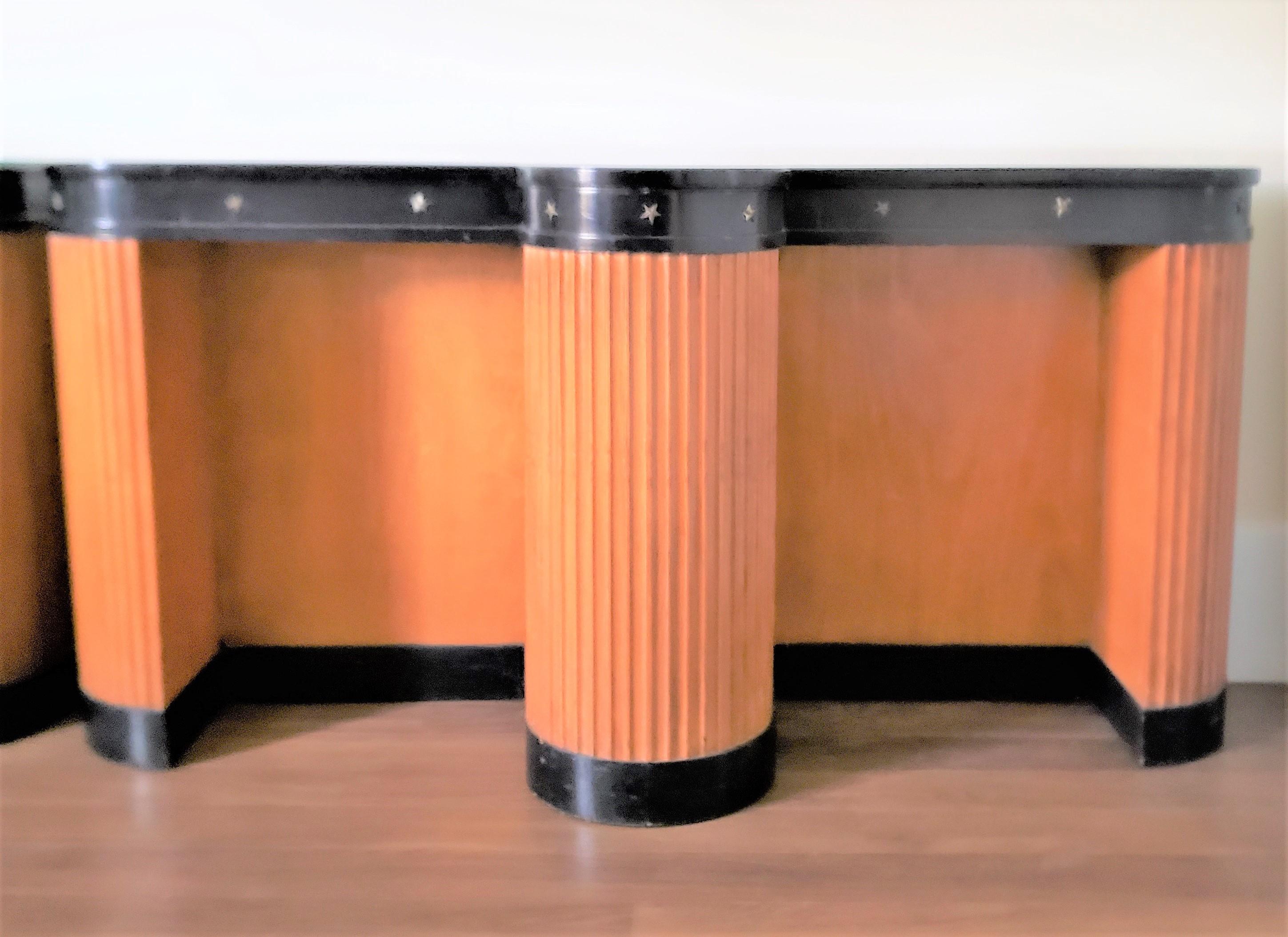 Americano Coppia di tavolini o stand a colonna in stile Art Deco con piani a specchio in vendita