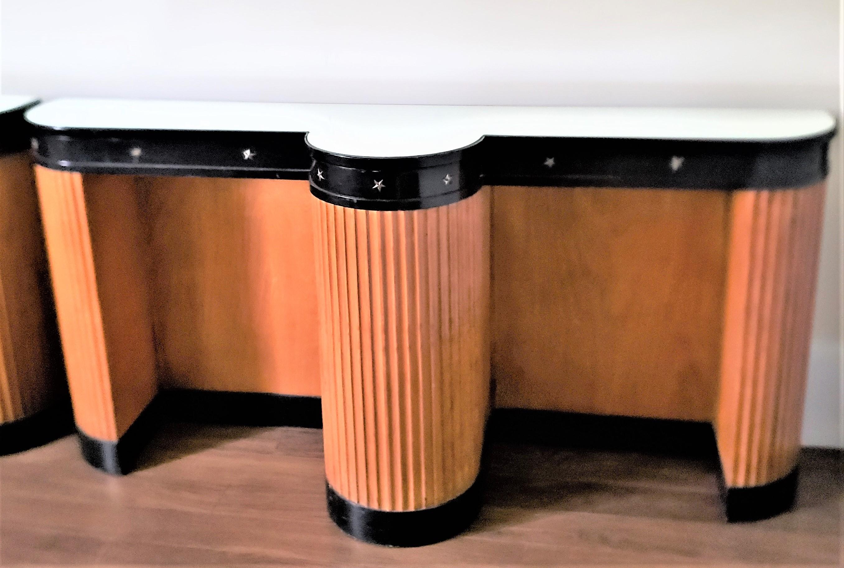 Fatto a macchina Coppia di tavolini o stand a colonna in stile Art Deco con piani a specchio in vendita