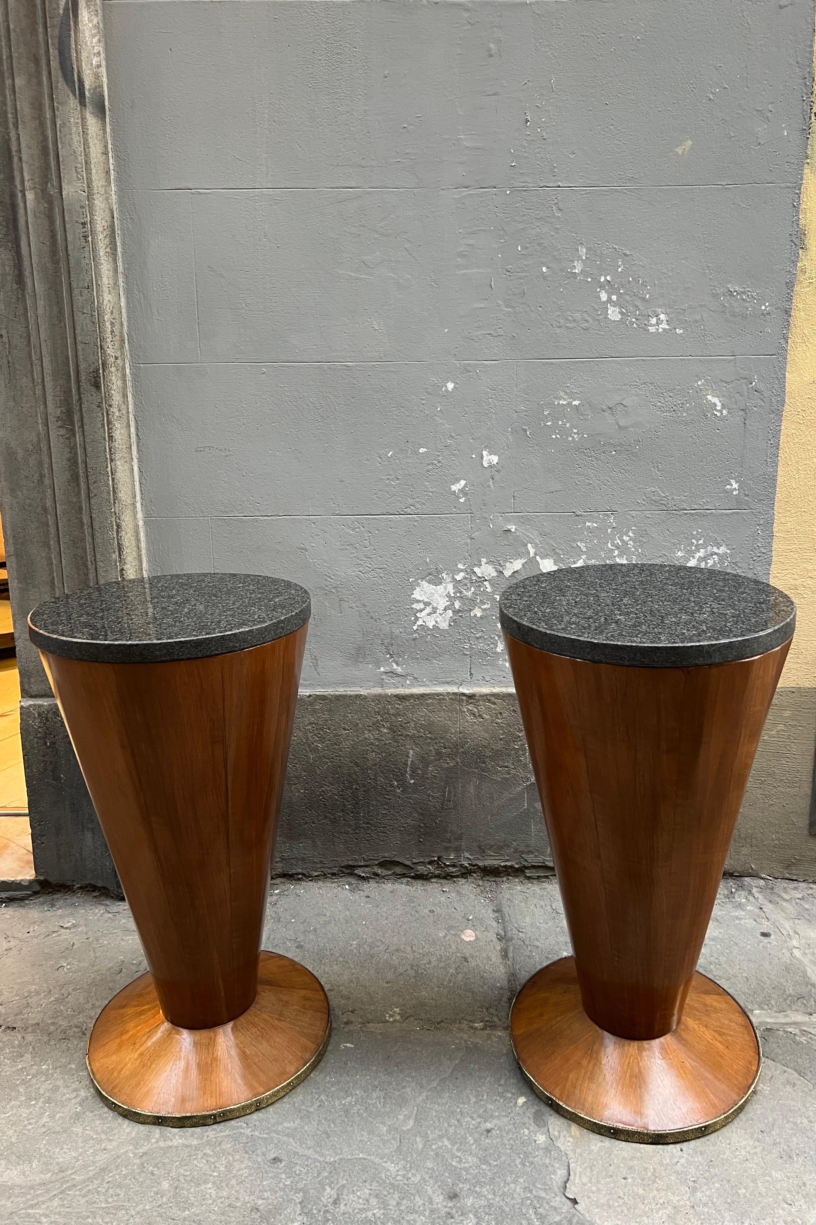 Mid-20th Century Pair of Art Deco Conical Cherry Wood Side Tables with Marble Top 1940s For Sale