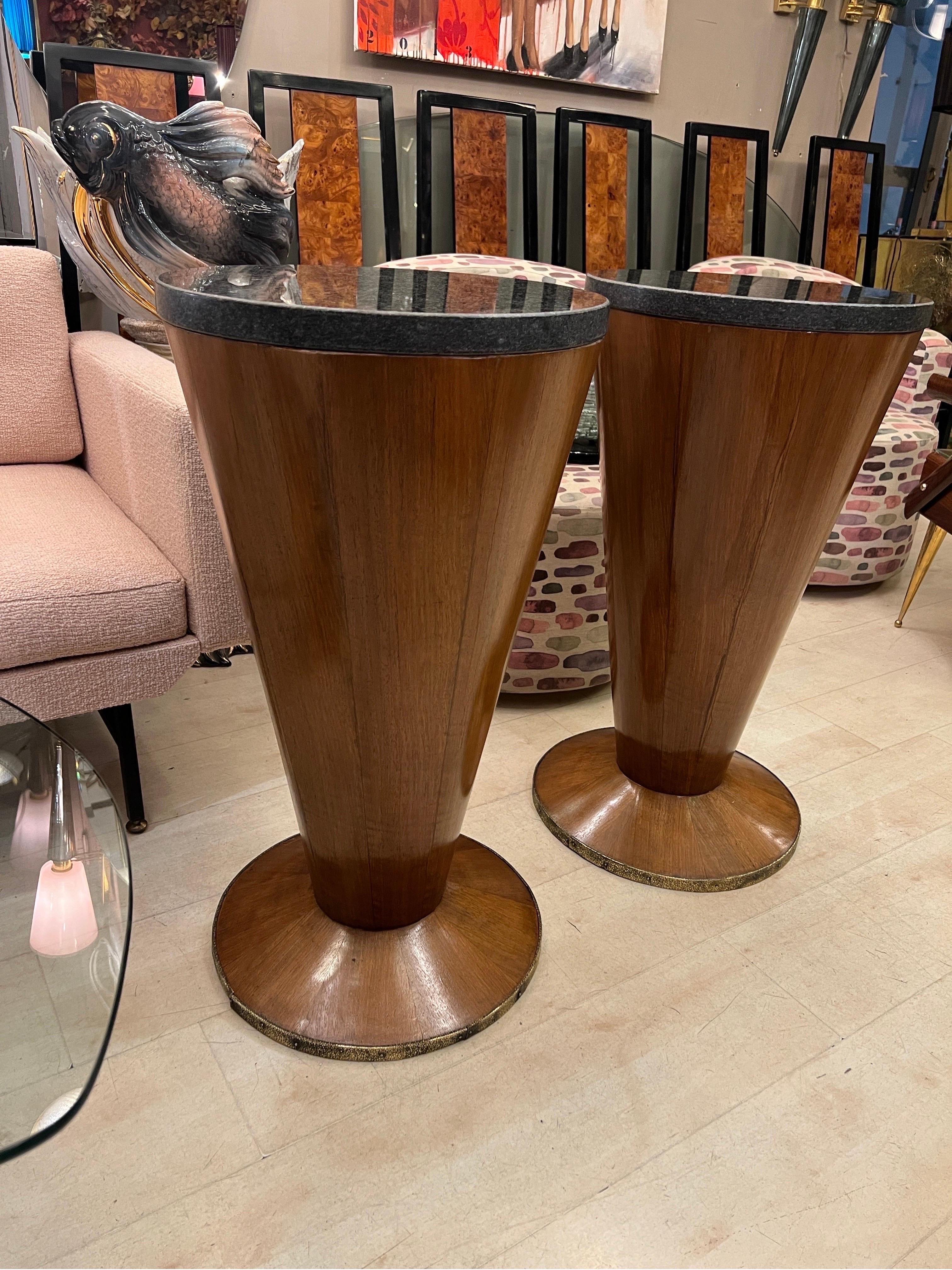 Paar Art Deco konische Kirsche Holz Beistelltische mit Marmorplatte 1940s im Angebot 5