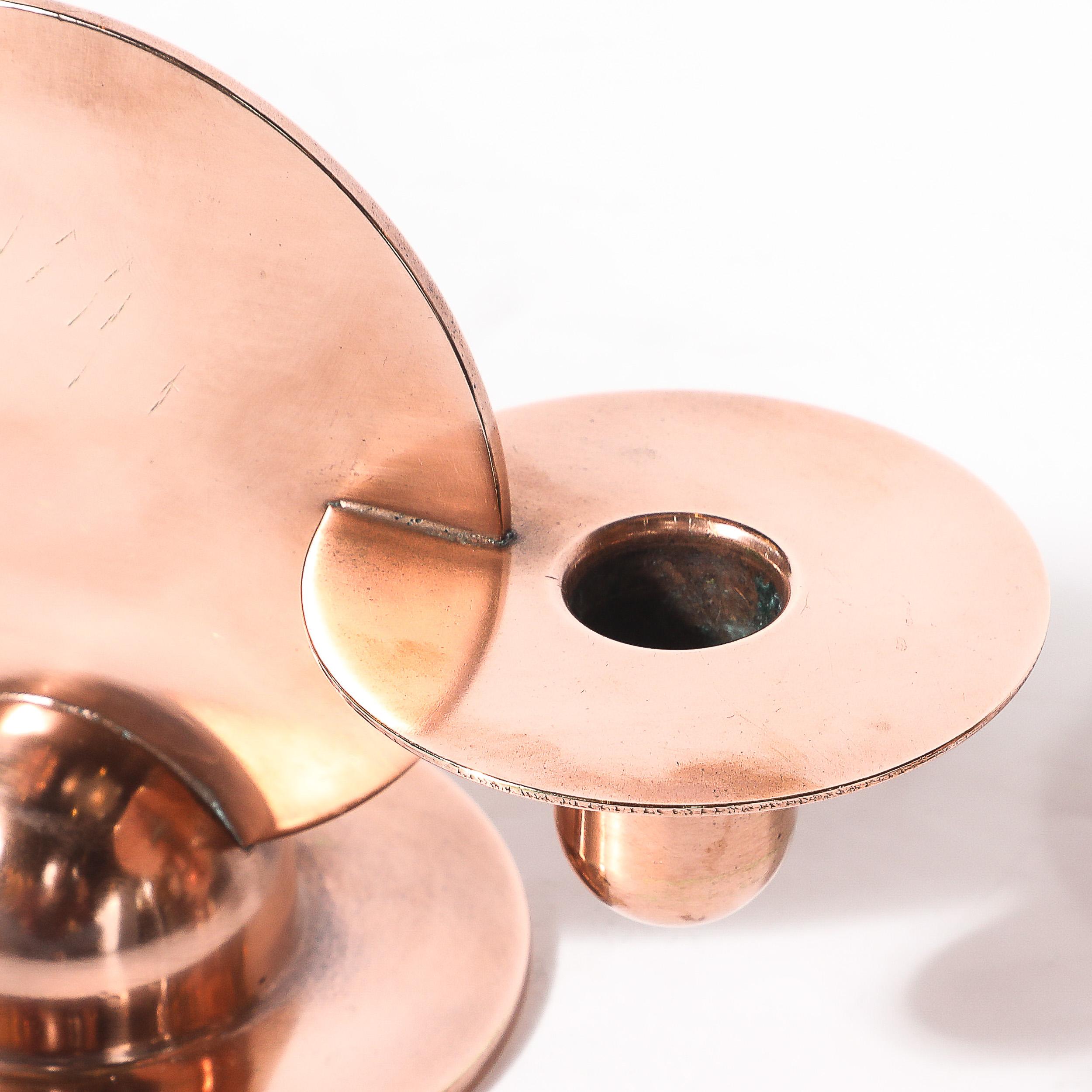 Paar Art-Deco-Kupfer-Kerzenhalter von Walter Von Nessen signiert Chase im Angebot 2