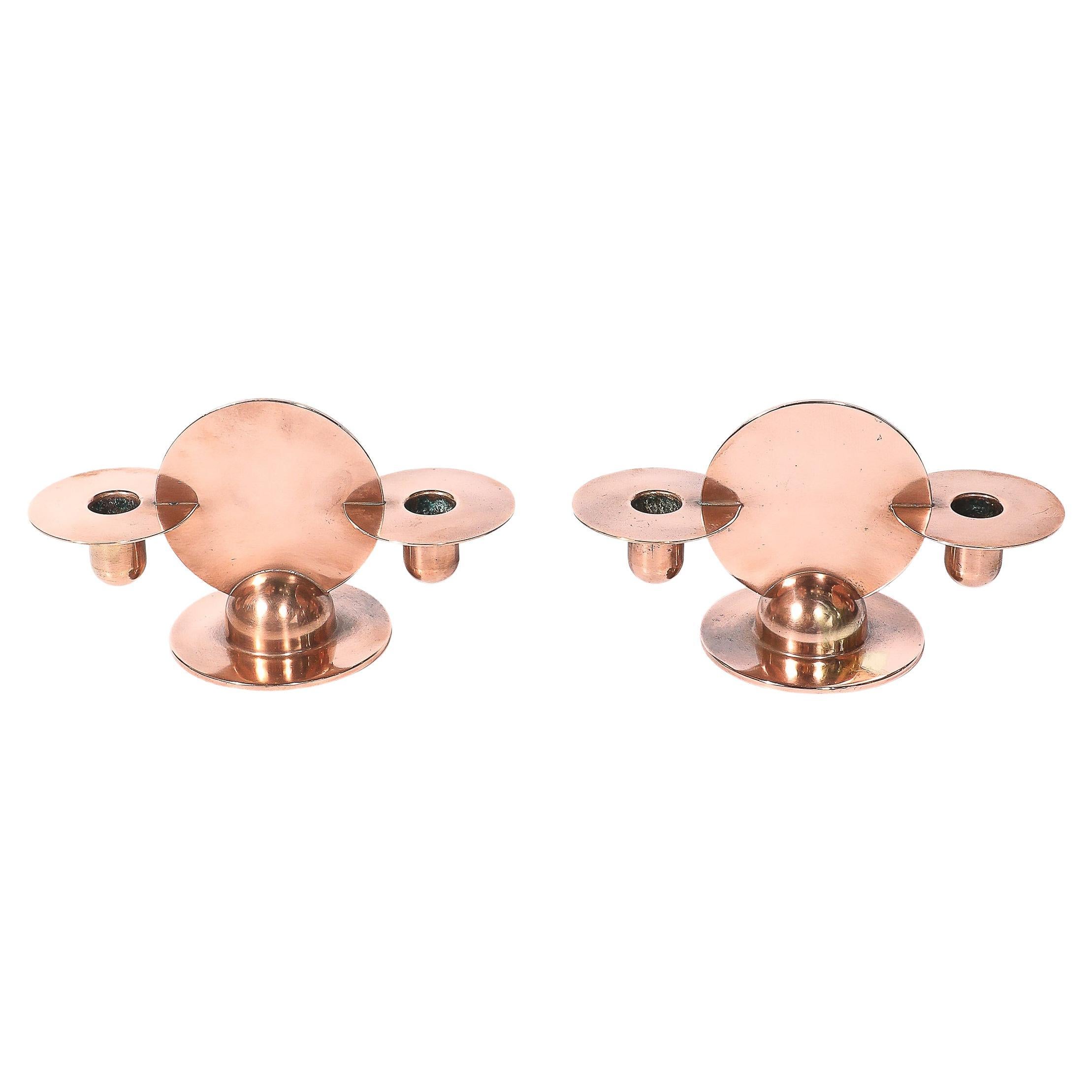 Pareja de candelabros de cobre Art Déco de Walter Von Nessen firmados Chase