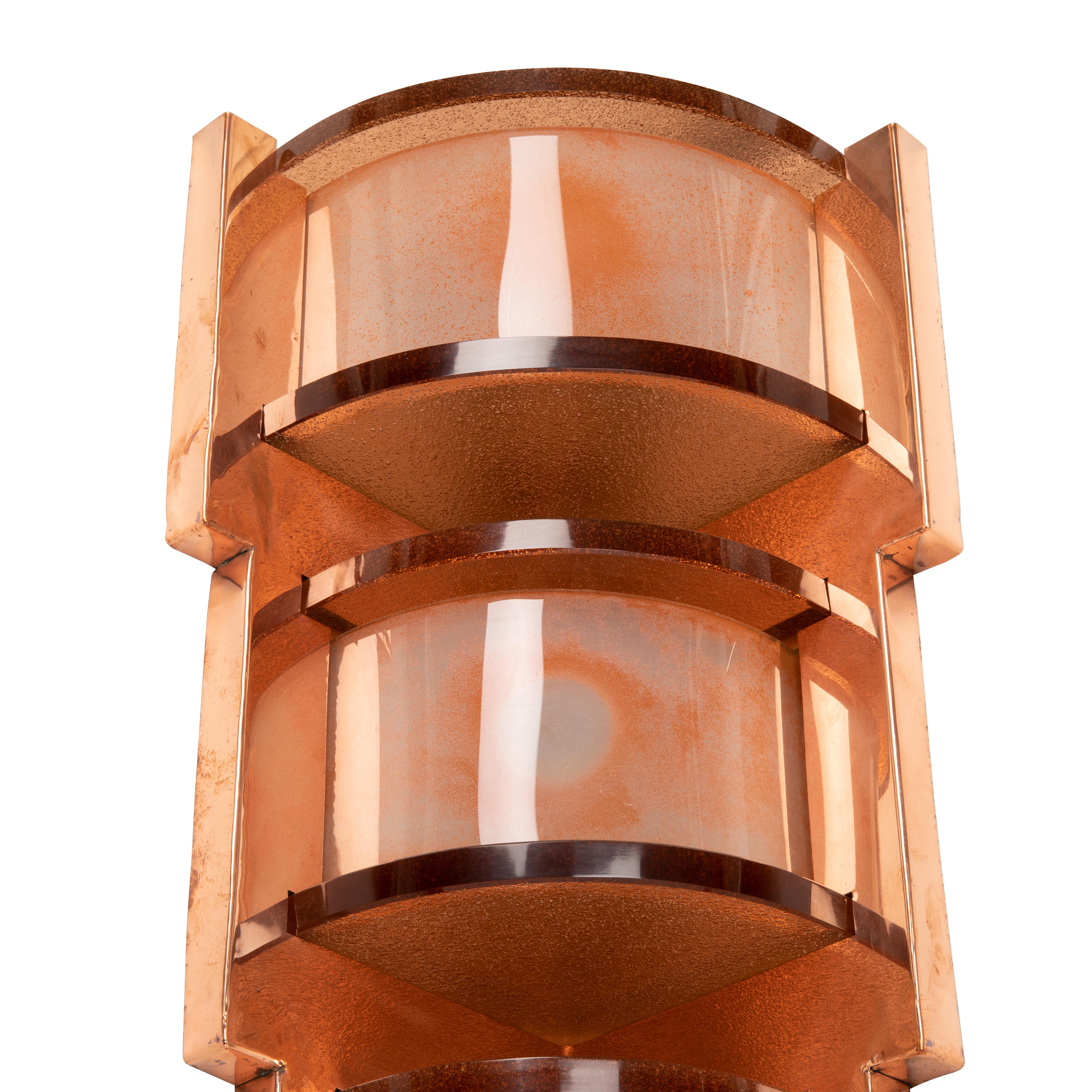 Eccezionale coppia di appliques angolari Art Déco in rame lucido con 3 spesse lastre di vetro.

Sovrapposte a una struttura in ottone lucido, 3 spesse lastre di vetro color salmone, lavorate con l'acido, diffondono la luce di una ghirlanda di
