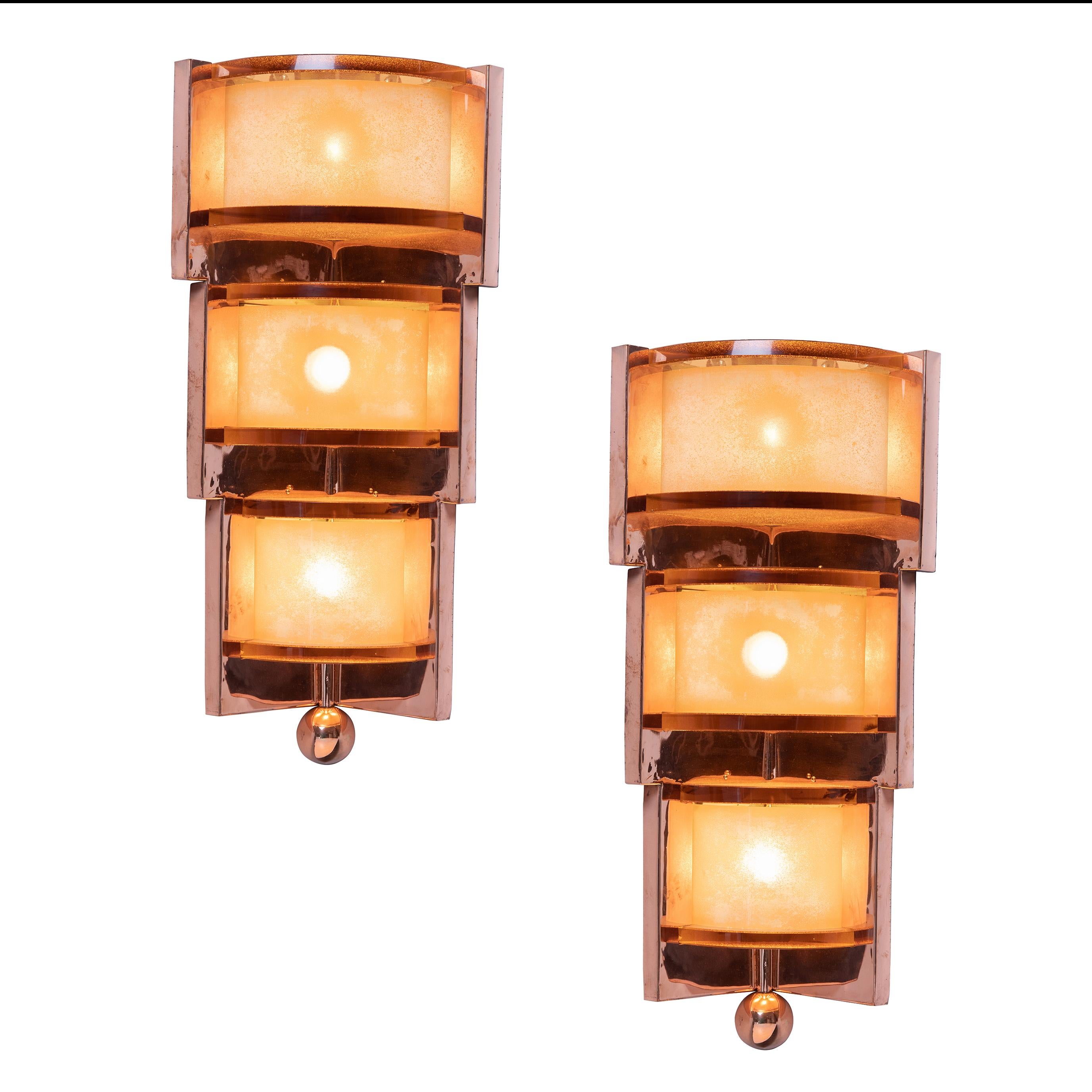 Art Déco Coppia di lampade ad angolo Art Deco, rame lucido, vetro sabbiato in vendita