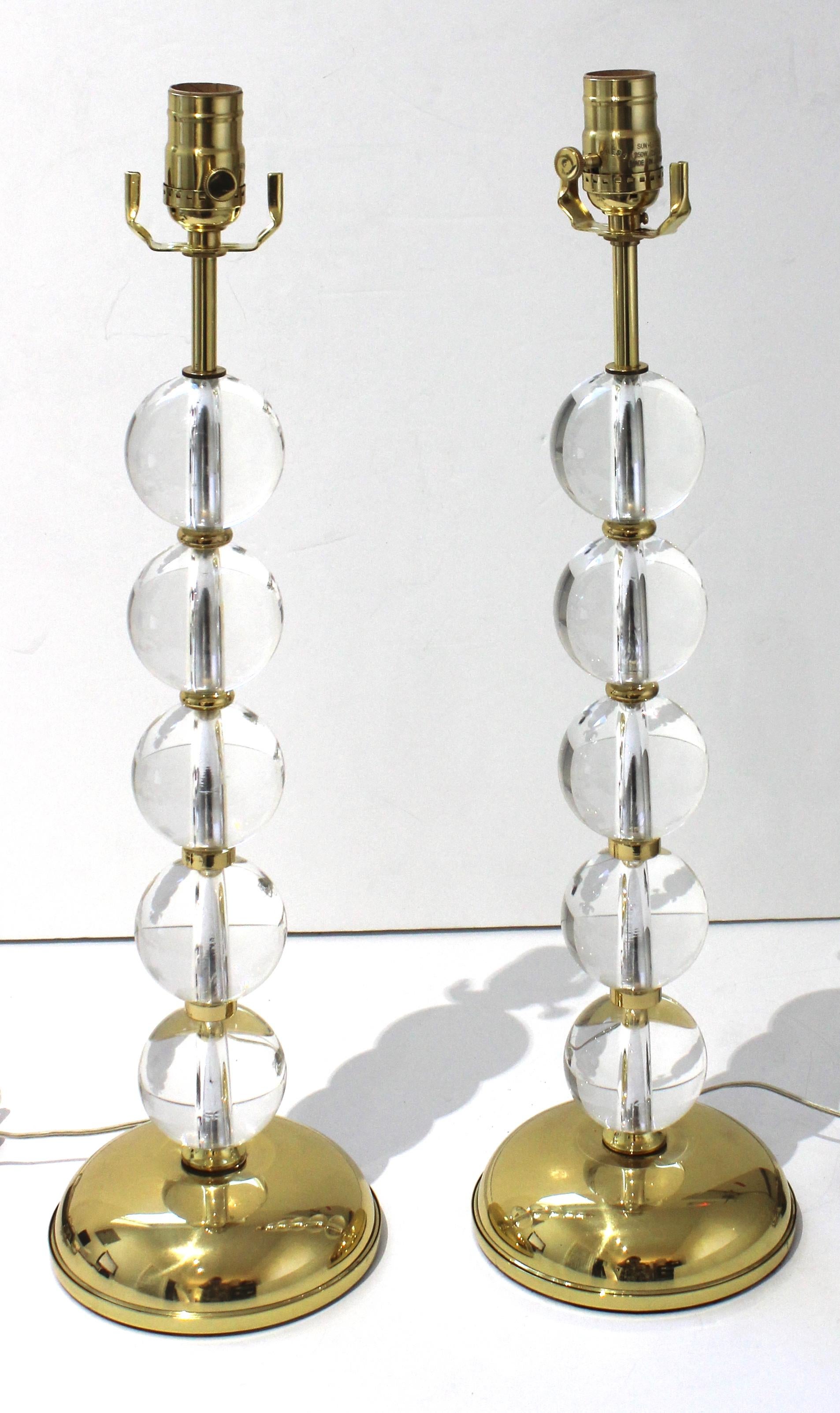 Cet ensemble élégant de lampes de table Art Déco en cristal et laiton fera une déclaration subtile avec leur forme simple et l'utilisation des matériaux. 

Remarque : ils sont dotés d'un interrupteur de ligne et d'un bouton à douille pour la