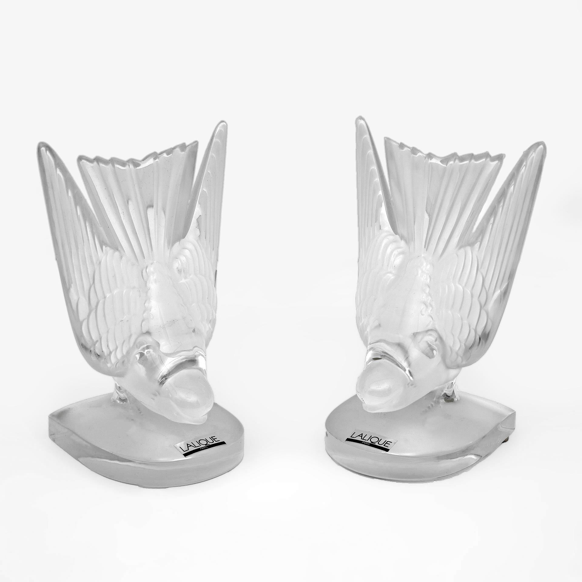Splendid and elegant pair of hirondelles/swallows bookends, in frosted crystal, signed Lalique, France, circa 1980s.
The bookends are in perfect vintage condition, with no chips or cracks.
Signature engraved with diamond tip on both bookends and