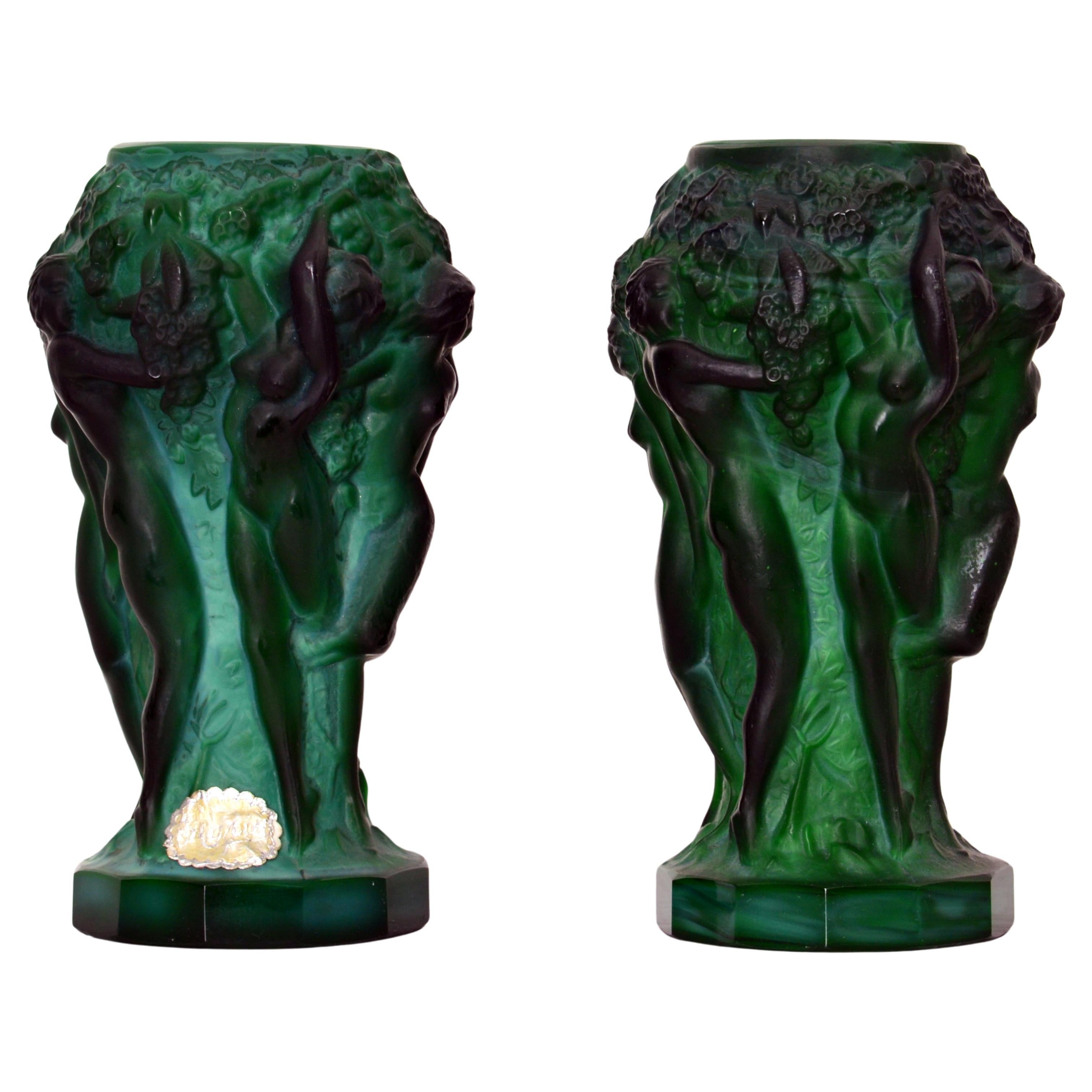 Paire de vases très élégants en verre malachite vert Art déco de Bohème avec des vierges nues cueillant des raisins par Curt Schlevogt et datant d'environ 1930. Les vases sont fortement moulés avec des bases plates à douze côtés avec six vierges