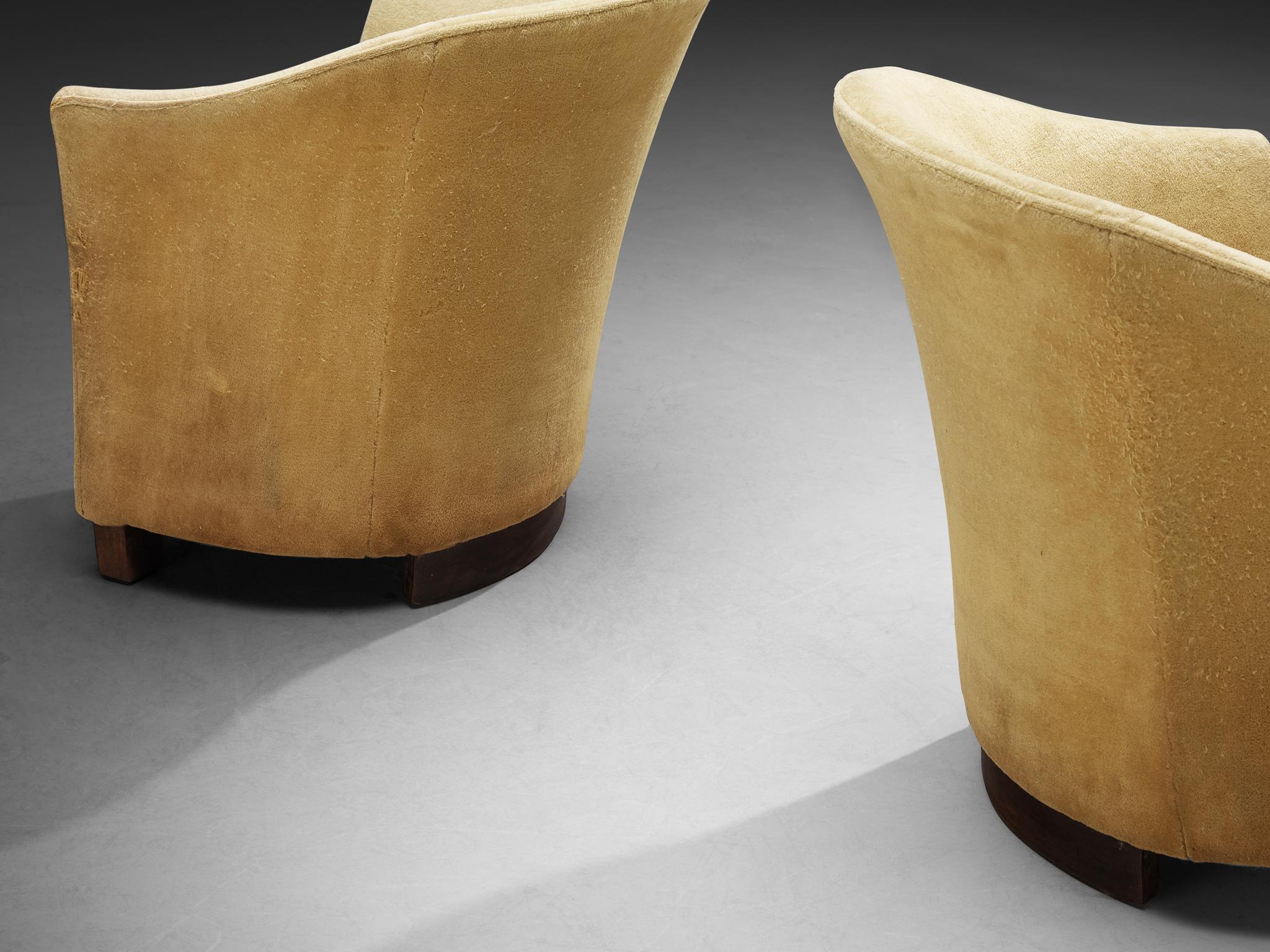 Pareja de sillones curvados Art Decó en tela beige camel en venta 4