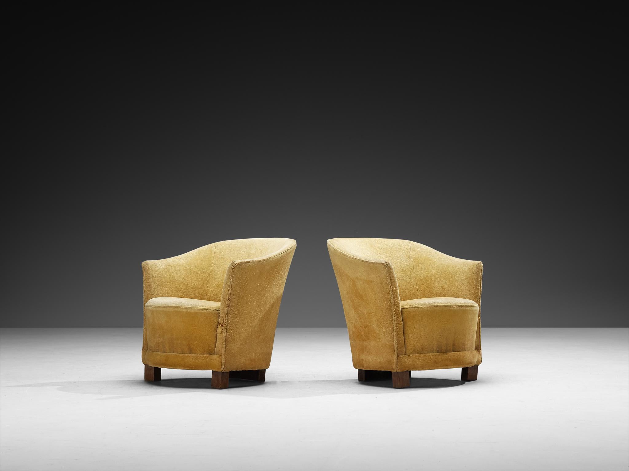 Pareja de tumbonas, tela, haya, Europa, años 40

Estos sillones encarnan el encanto Art Déco de los años 40 con sus siluetas esculturales y su lujosa presencia. Sus respaldos suavemente curvados se integran perfectamente en los brazos, creando una