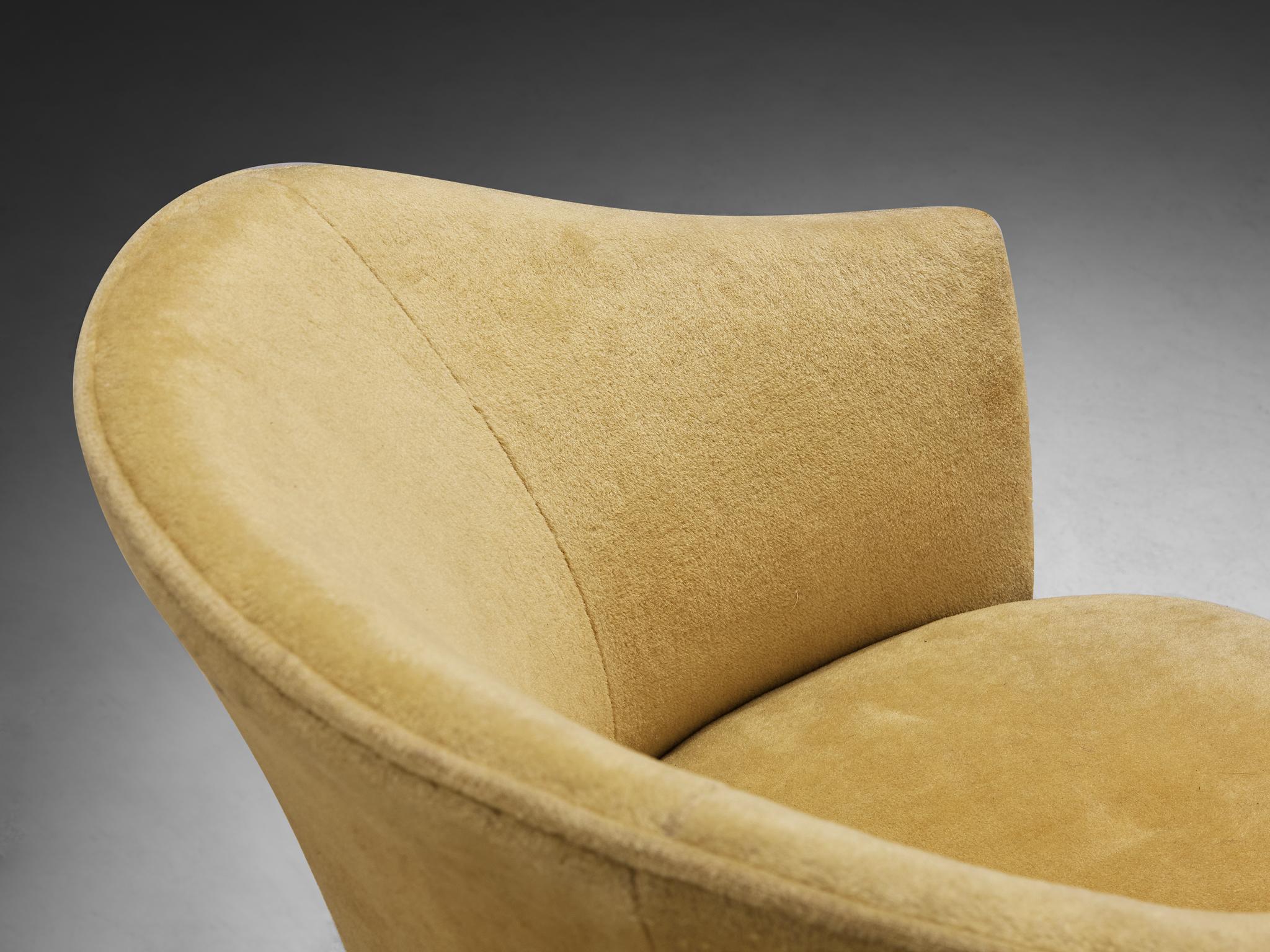 Pareja de sillones curvados Art Decó en tela beige camel Europeo en venta