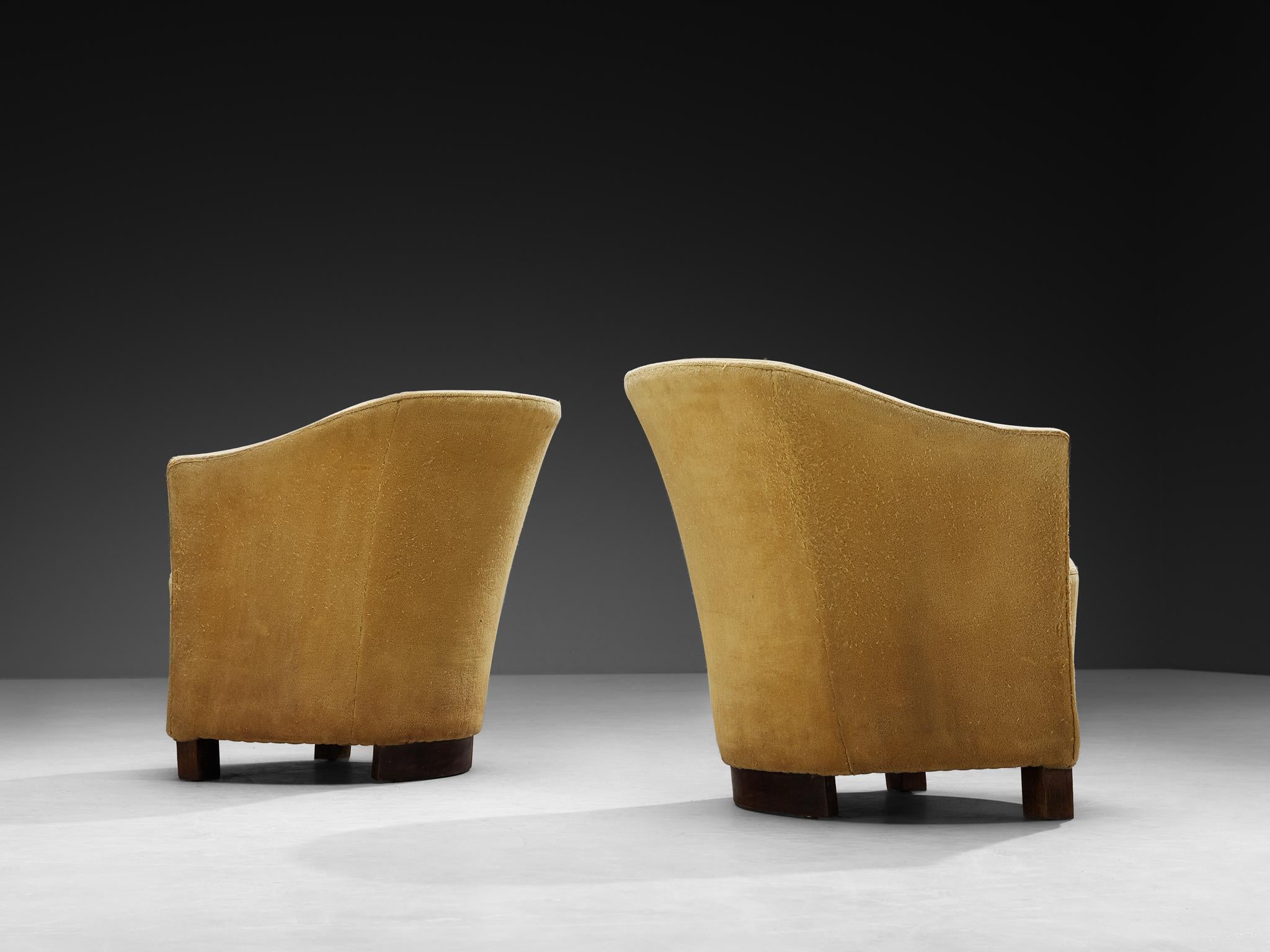 Pareja de sillones curvados Art Decó en tela beige camel mediados del siglo XX en venta