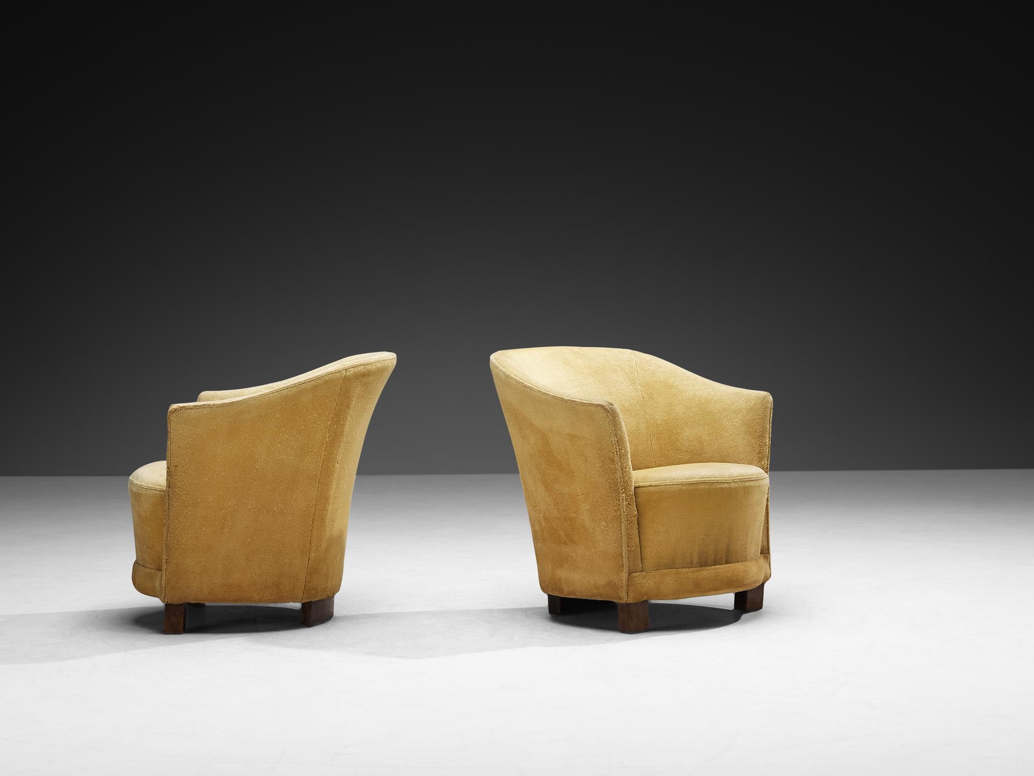 Pareja de sillones curvados Art Decó en tela beige camel en venta 1