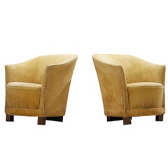 Paar geschwungene Loungesessel im Art-Deco-Stil mit kamelbeigem Stoff