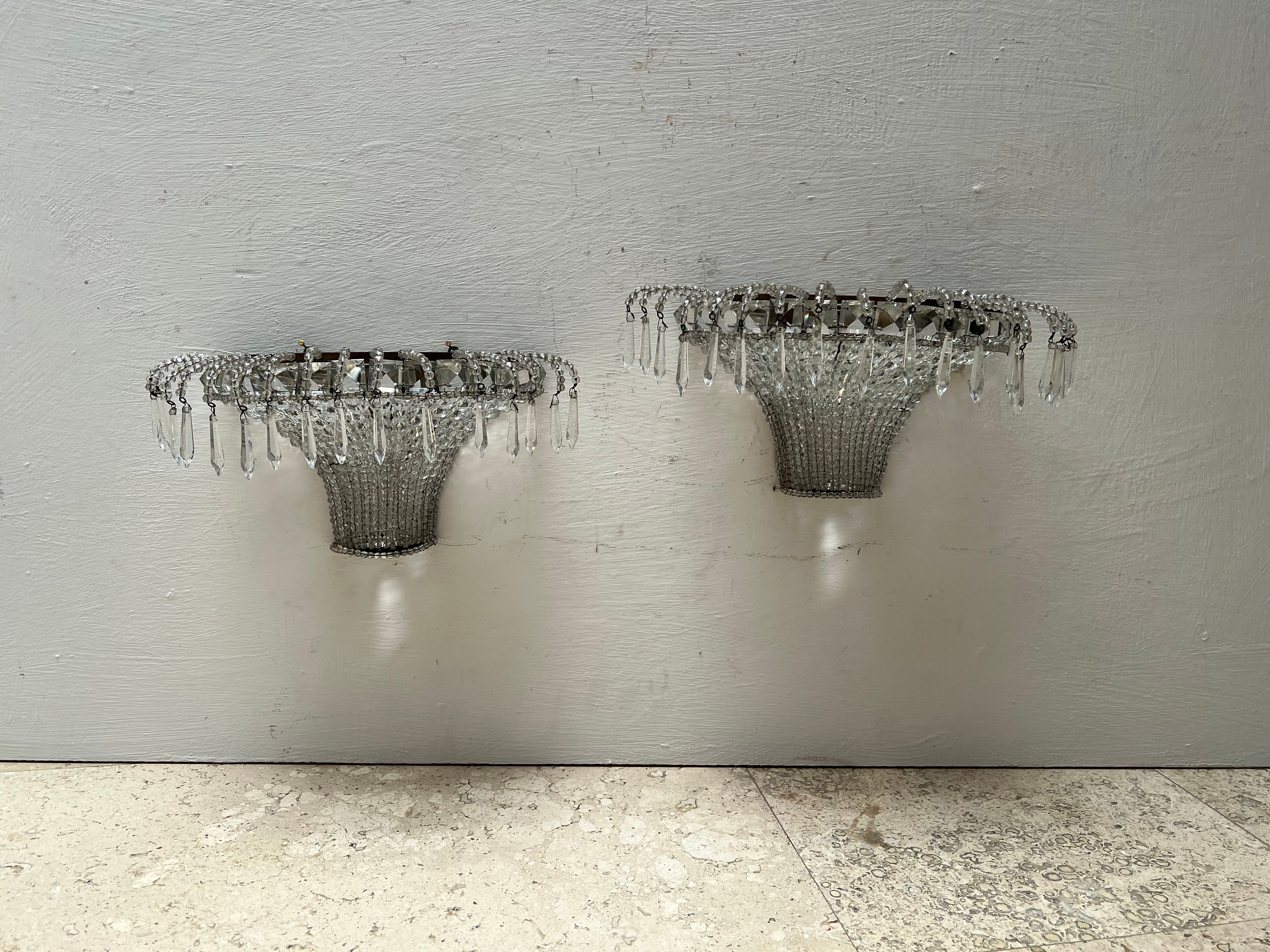Pair of Art Deco Sconces manufactured in hand cut crystal and a metal frame.
There is a matching chandelier listed separately in our shop.
They each hold 1 e14 bulb.
measurments:
31 cm wide. 16 cm deep and 19 cm height.